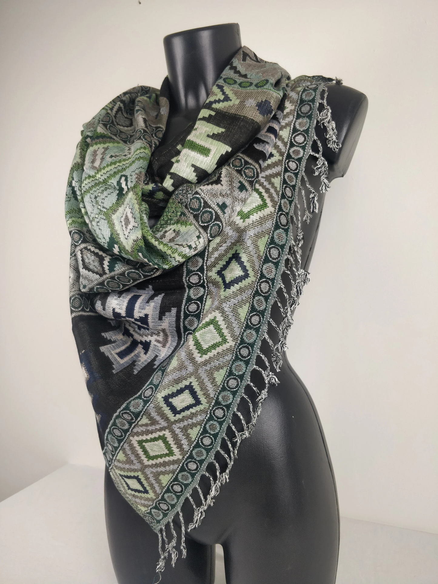 Pashmina Jyoti en viscose multicolore et réversible. Echarpe motif inca, tons vert.