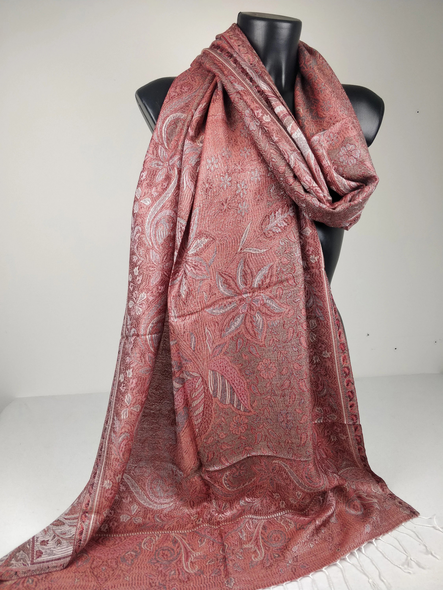 Wende-Mangal-Pashmina aus Modal/Seide. Rosa-weißes Paisley-Muster.