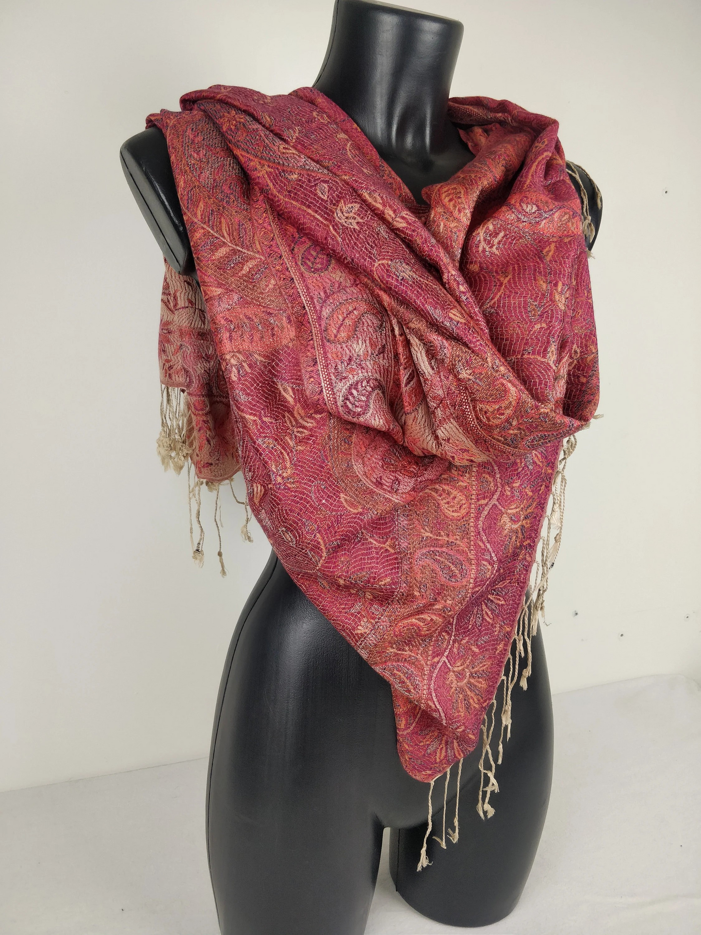 Pashmina Mangal réversible en modal / soie. Echarpe aux motifs fleuri rouge.