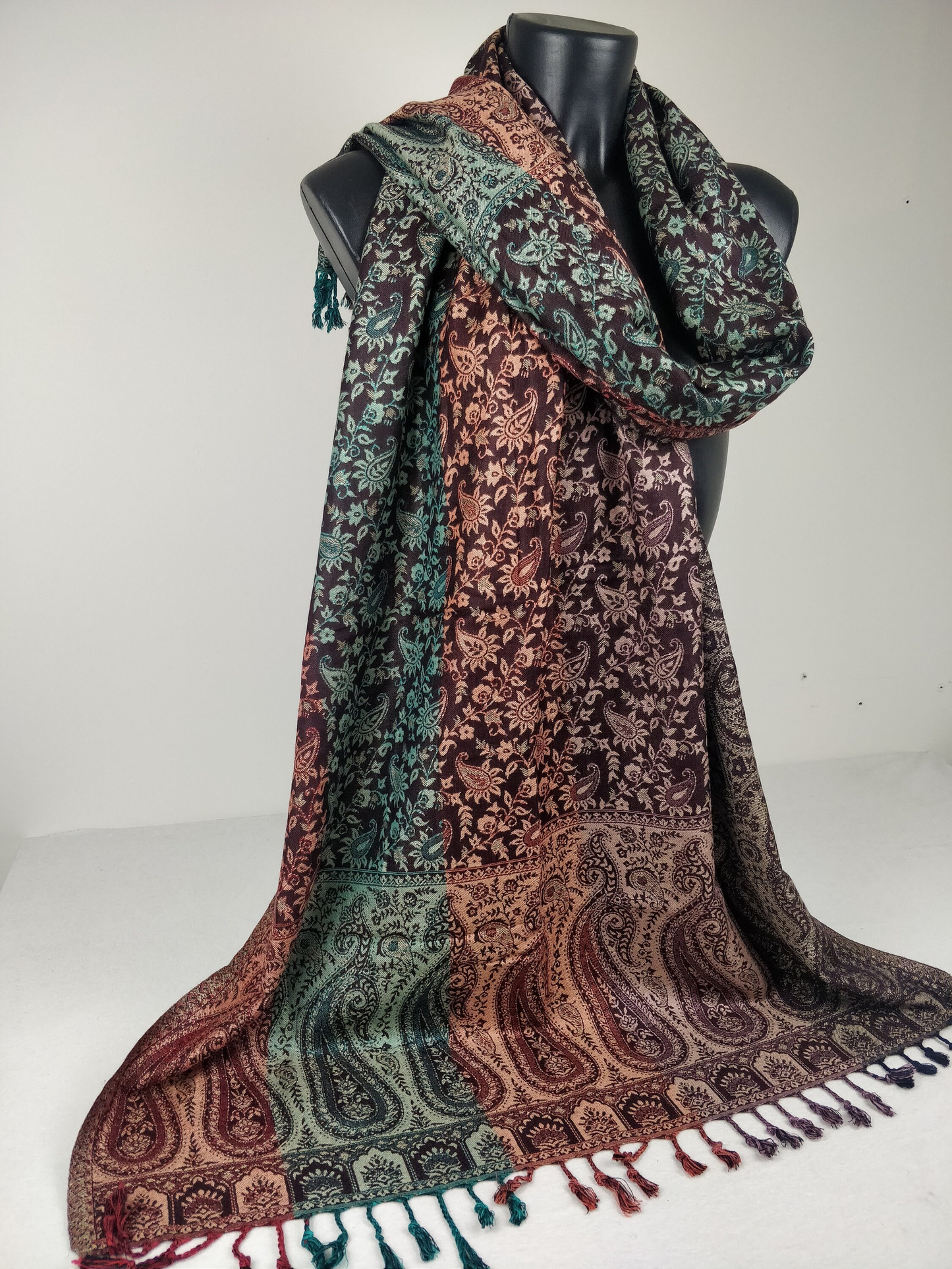 Pashmina réversible Sankya en viscose. Echarpe motif paisley multicolore.