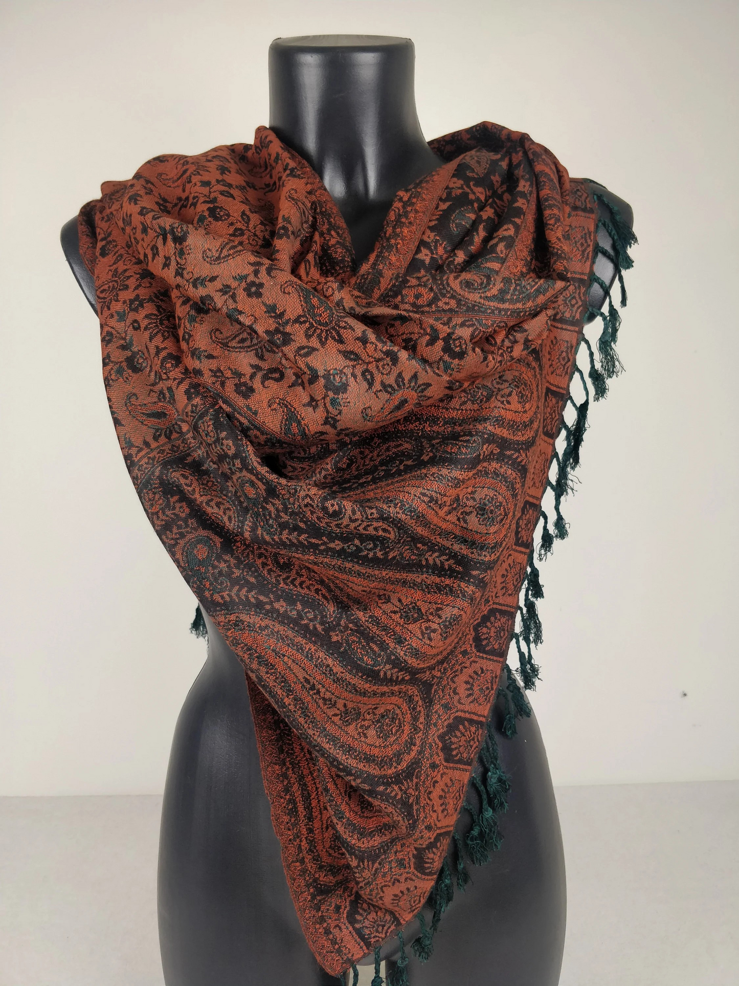 Pashmina réversible Sankya en viscose. Echarpe motif paisley marron, noir et vert.