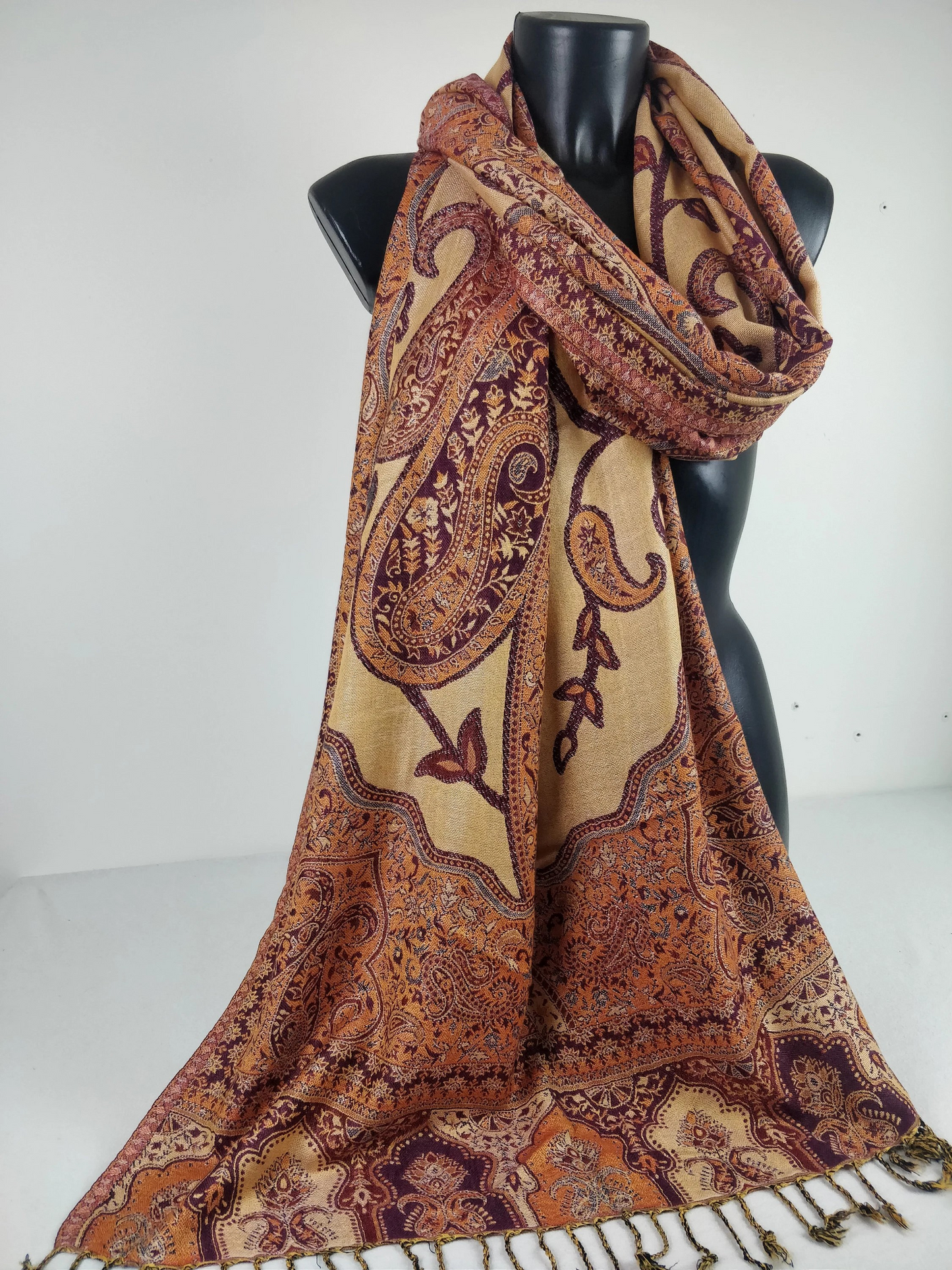 Pashmina vintage Hantra en viscose. Echarpe réversible aux motifs paisley rouge.