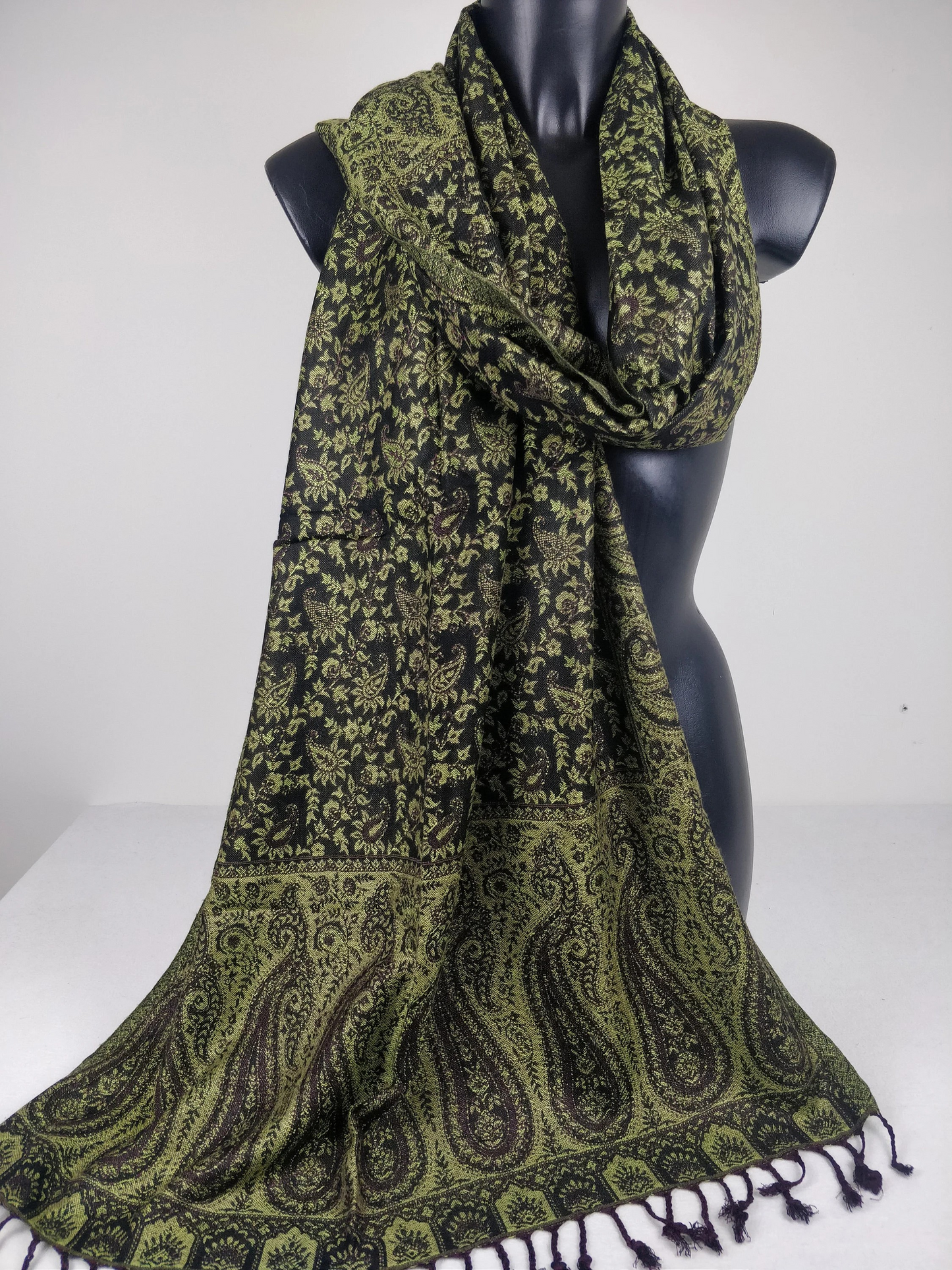 Pashmina réversible Sankya en viscose. Echarpe motif paisley vert et noir.