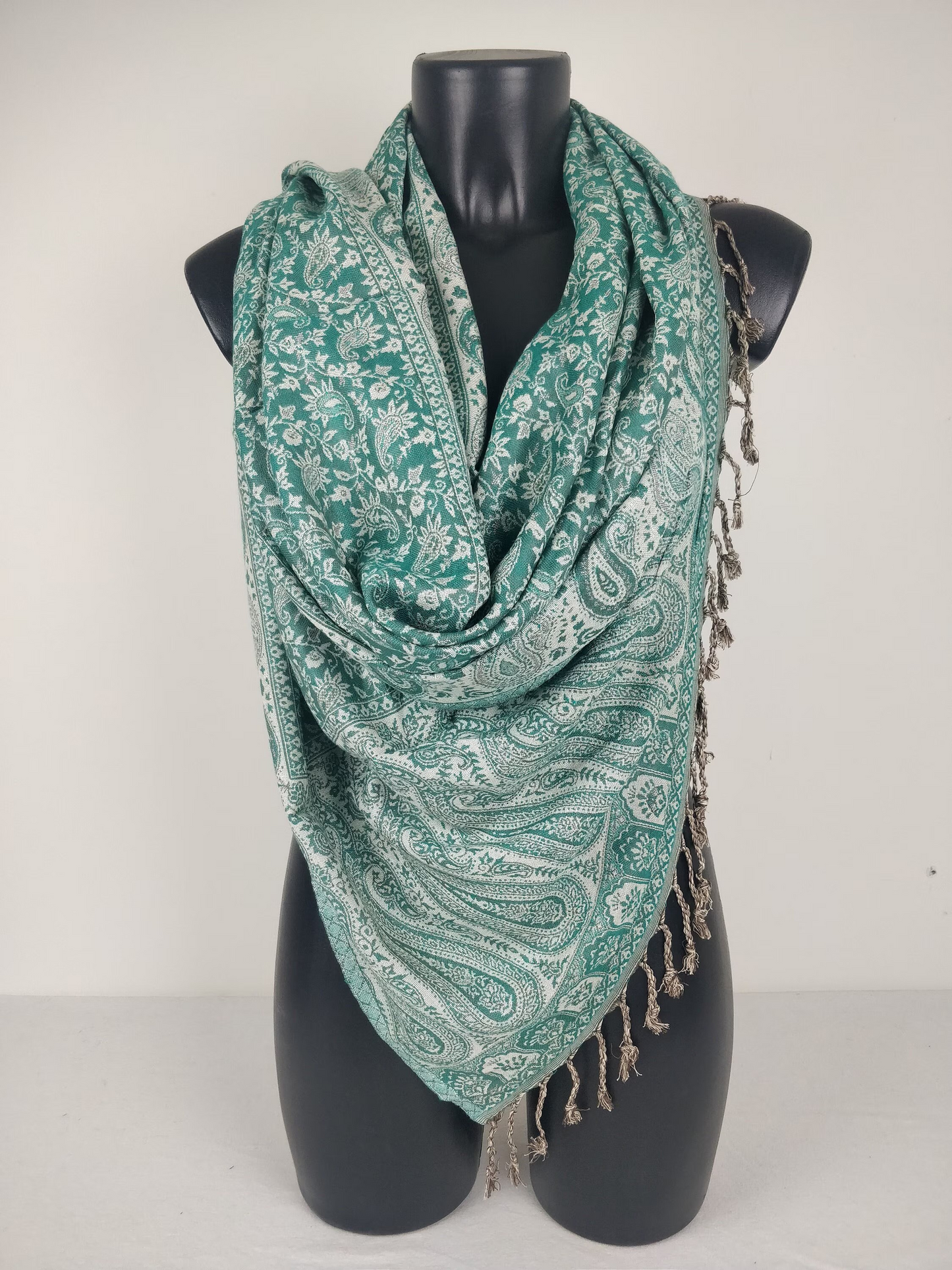 Sankya Wende-Pashmina aus Viskose. Grün-weißer Schal mit Paisley-Muster.