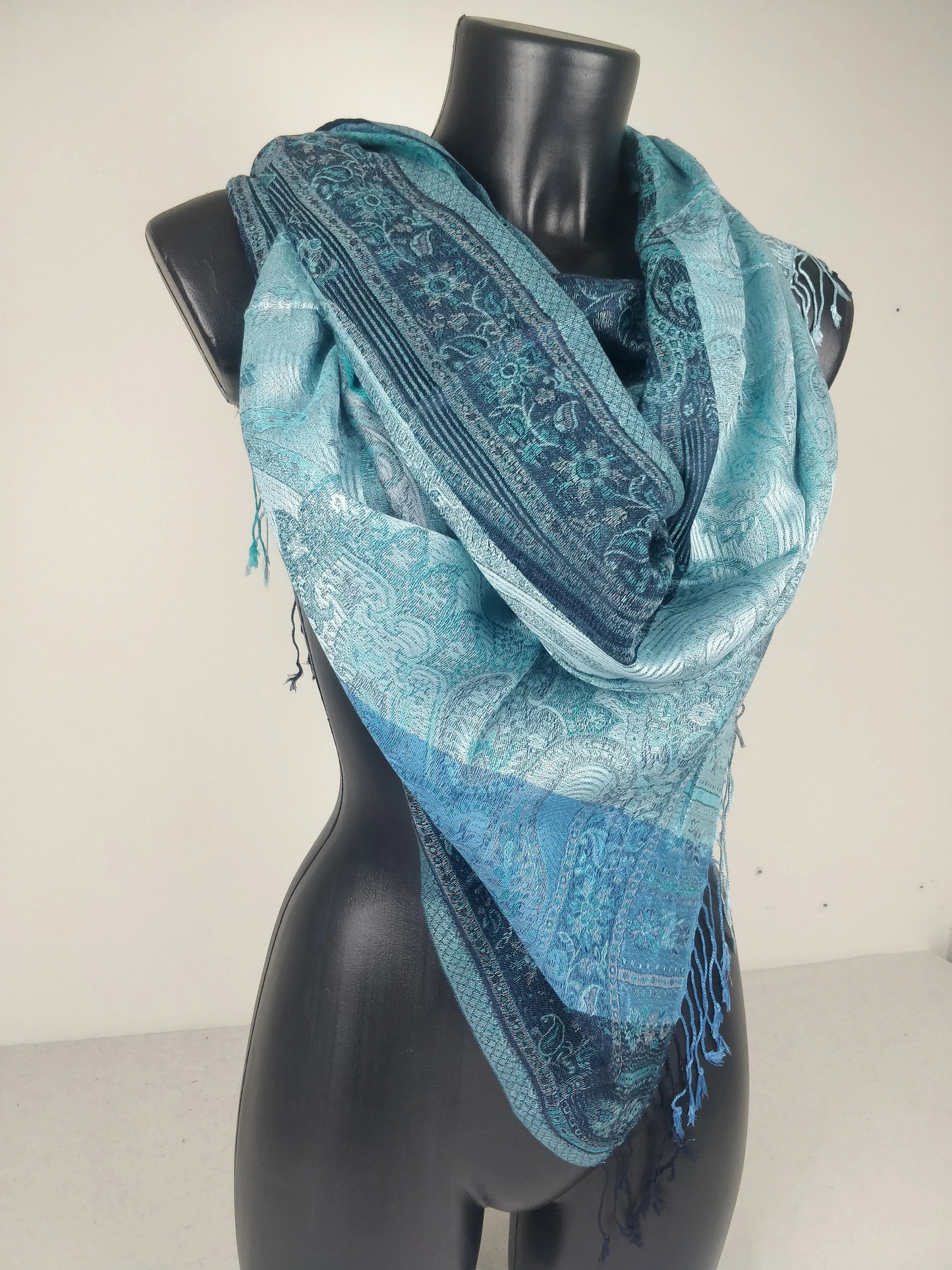 Pashmina Mangal réversible en modal / soie. Echarpe aux motifs paisley bleu.