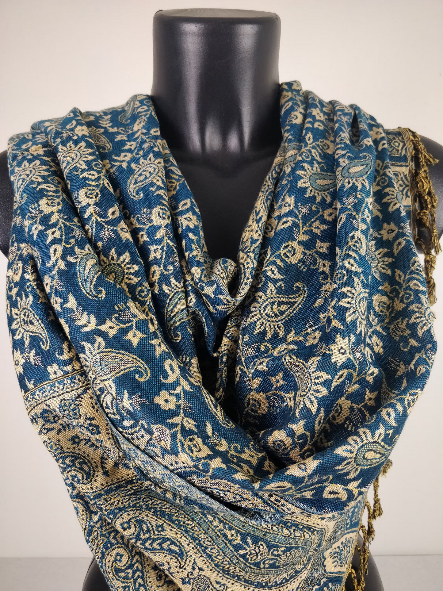 Pashmina réversible Sankya en viscose. Echarpe aux motifs paisley bleu.