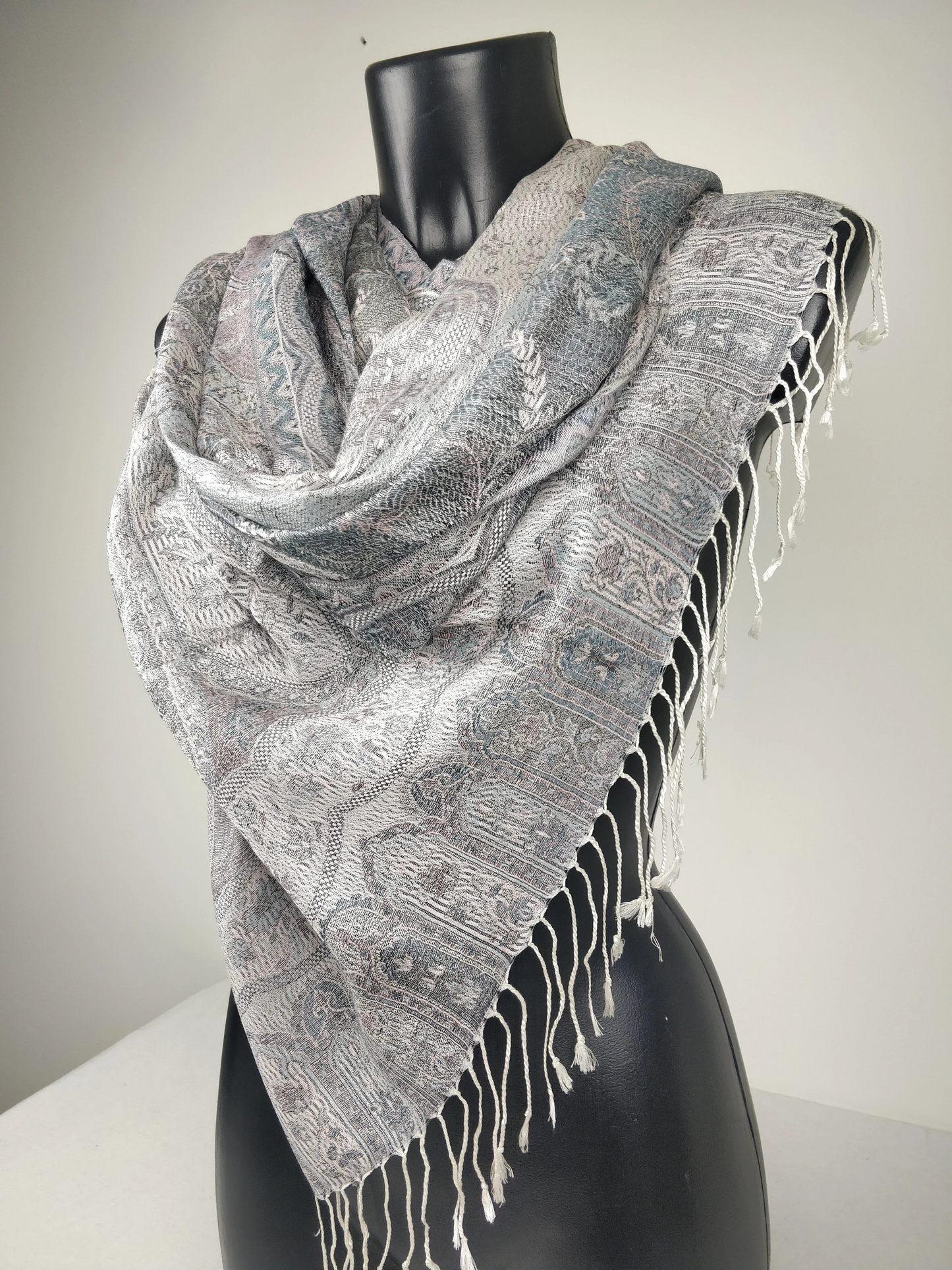 Pashmina Mangal réversible en modal / soie. Motif paisley gris et blanc.