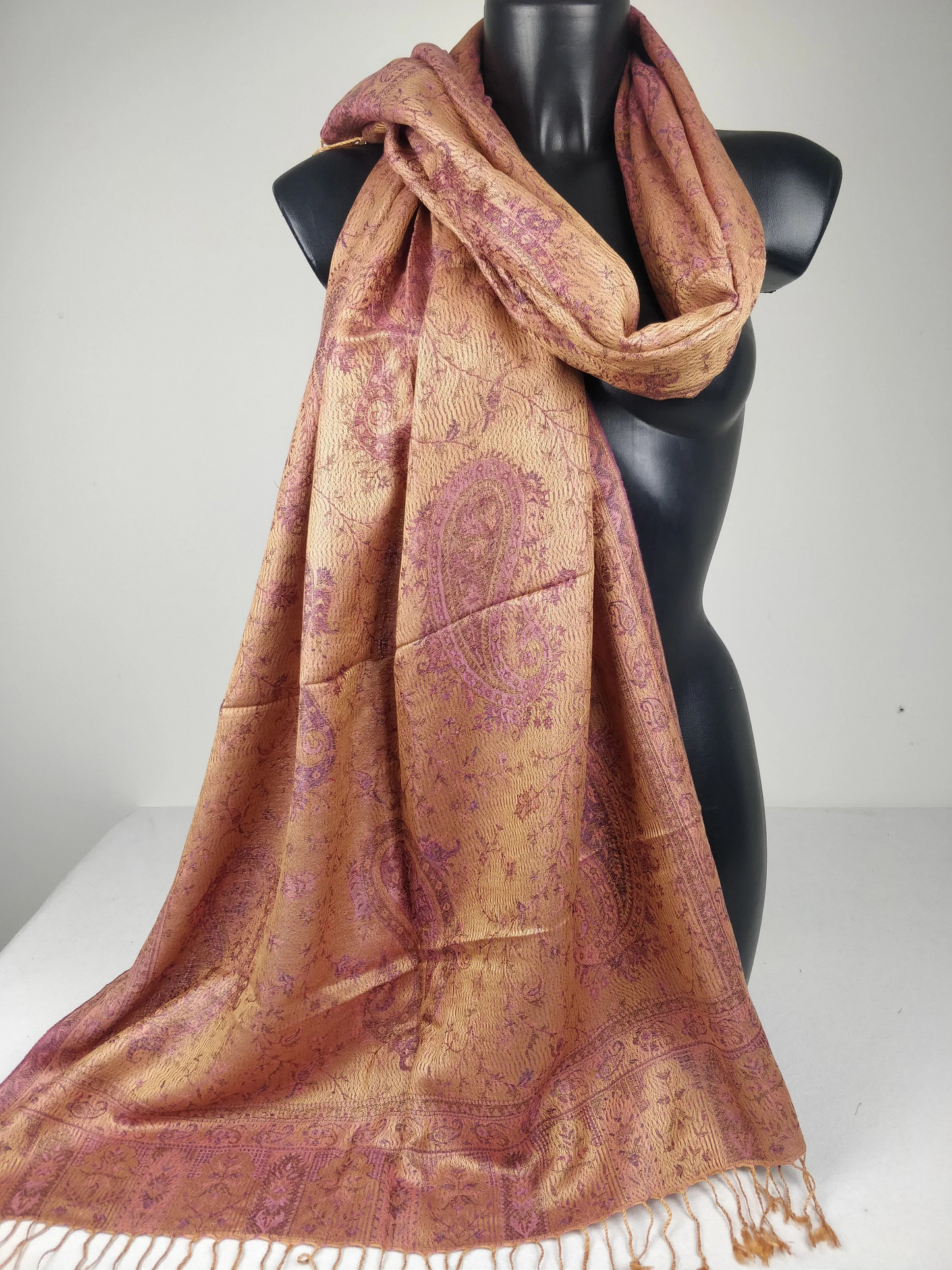 Wendbarer Mangal-Pashmina aus Modal/Seide. Braunes und rosa Paisley-Muster.