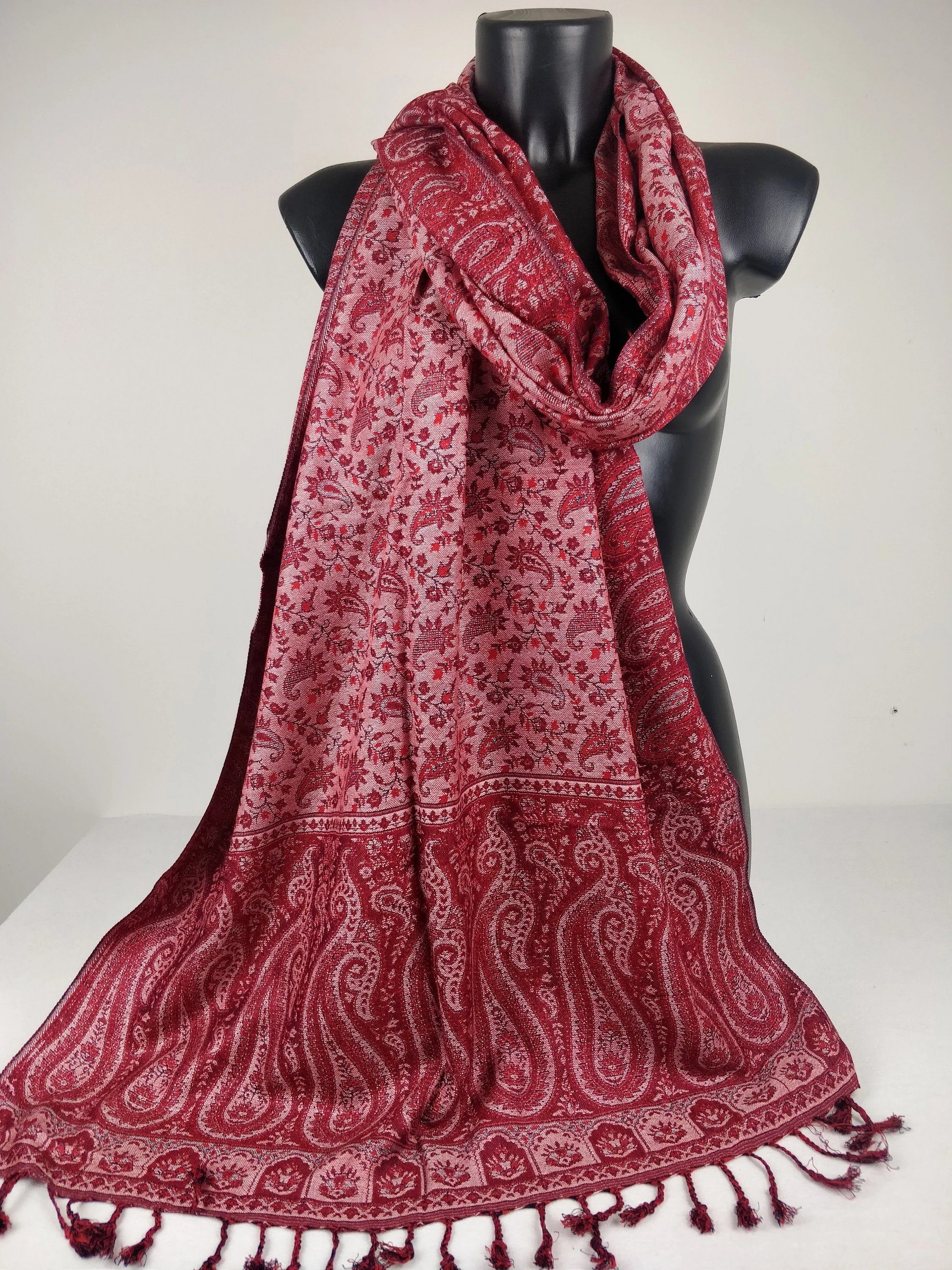 Pashmina réversible Sankya en viscose avec motifs paisley rouge, parfait pour toutes les occasions.