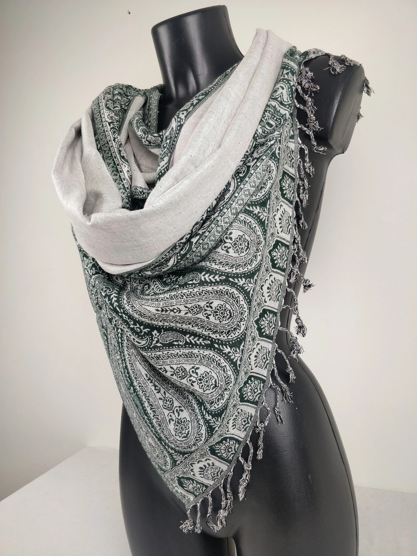 Pashmina Helak réversible en viscose. Echarpe motifs paisley vert et blanc.