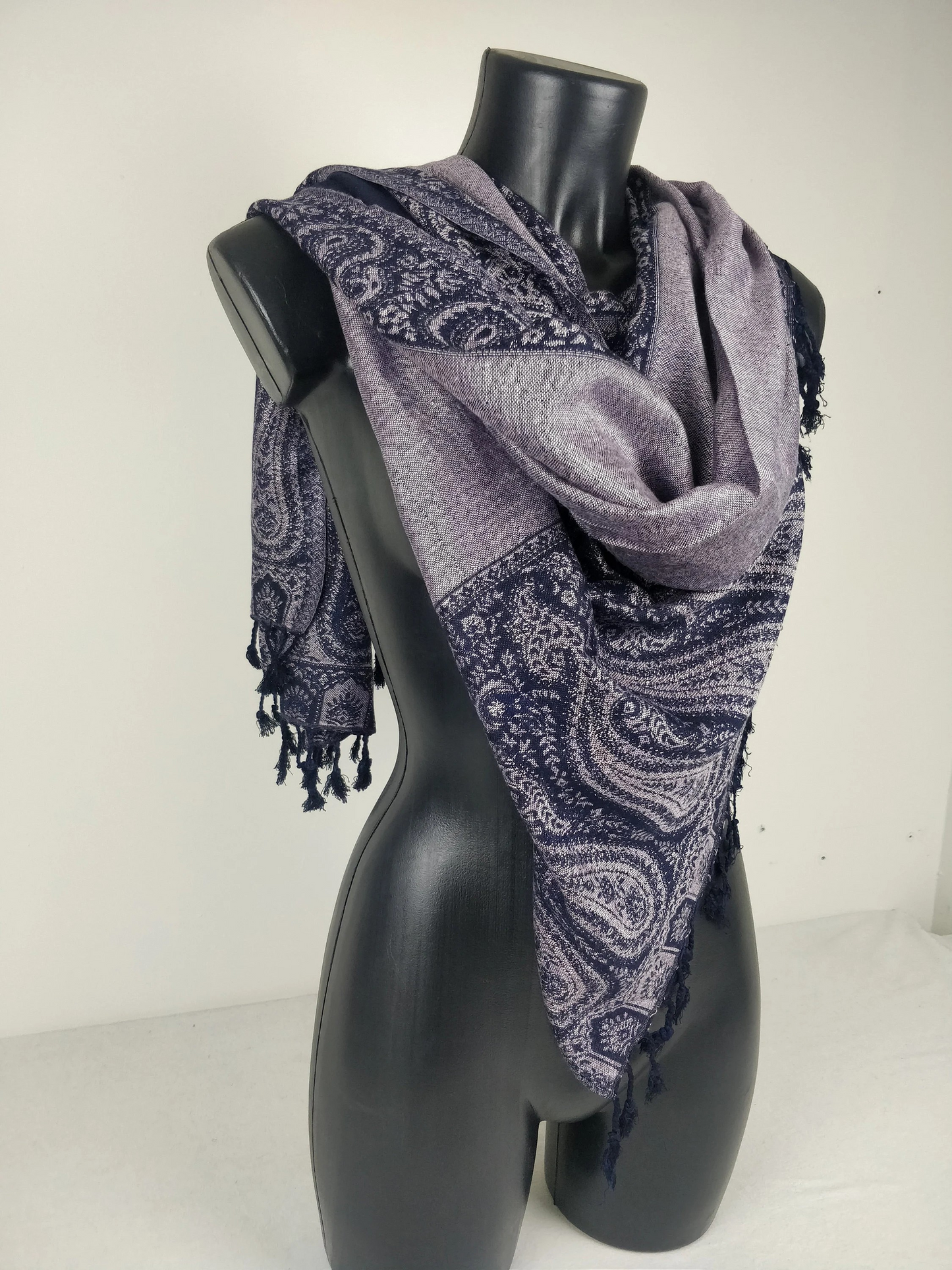 Pashmina Helak réversible en viscose. Echarpe motifs paisley bleu marine