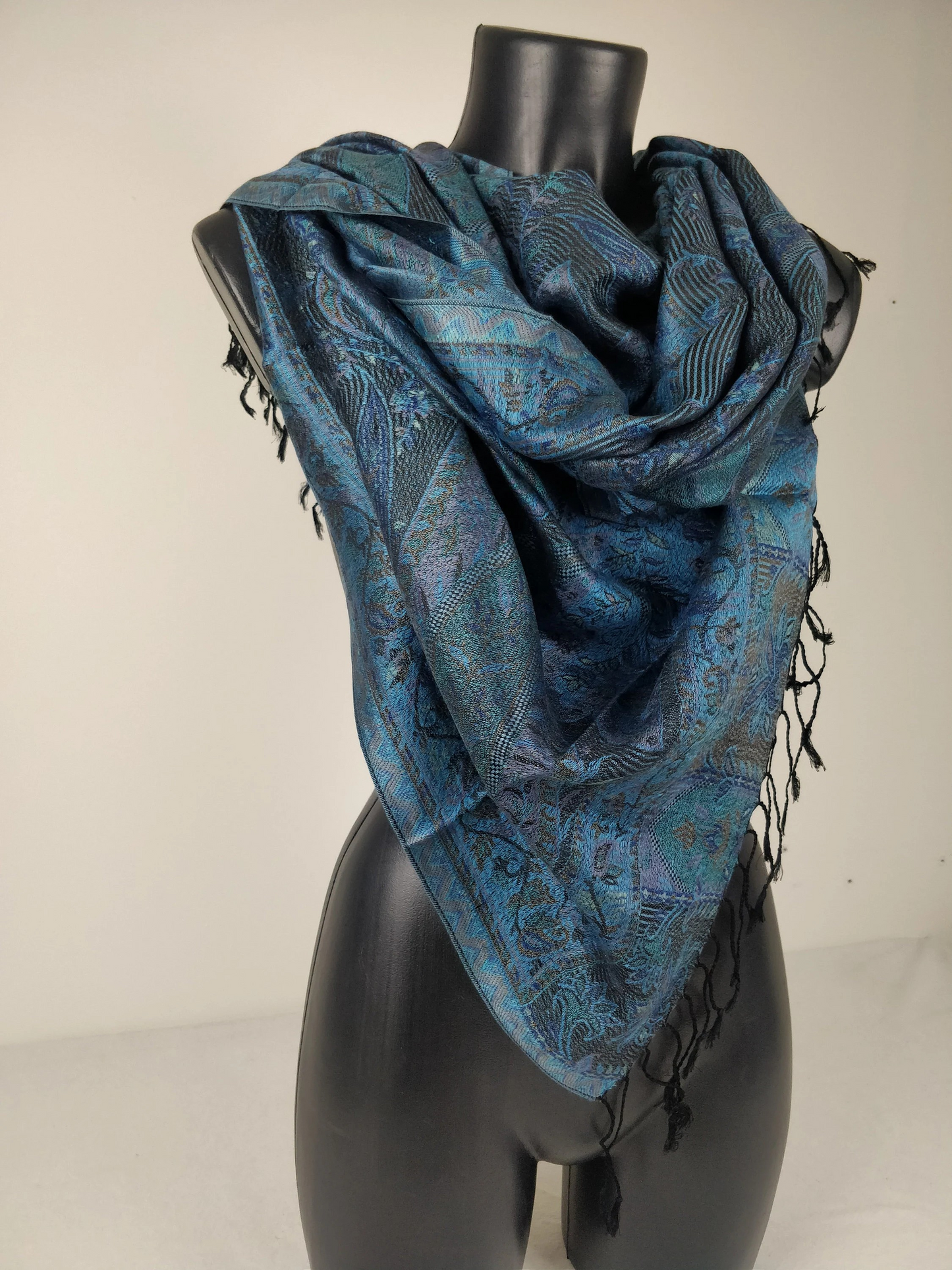 Wende-Mangal-Pashmina aus Modal/Seide. Schal mit blauen Paisleymustern.