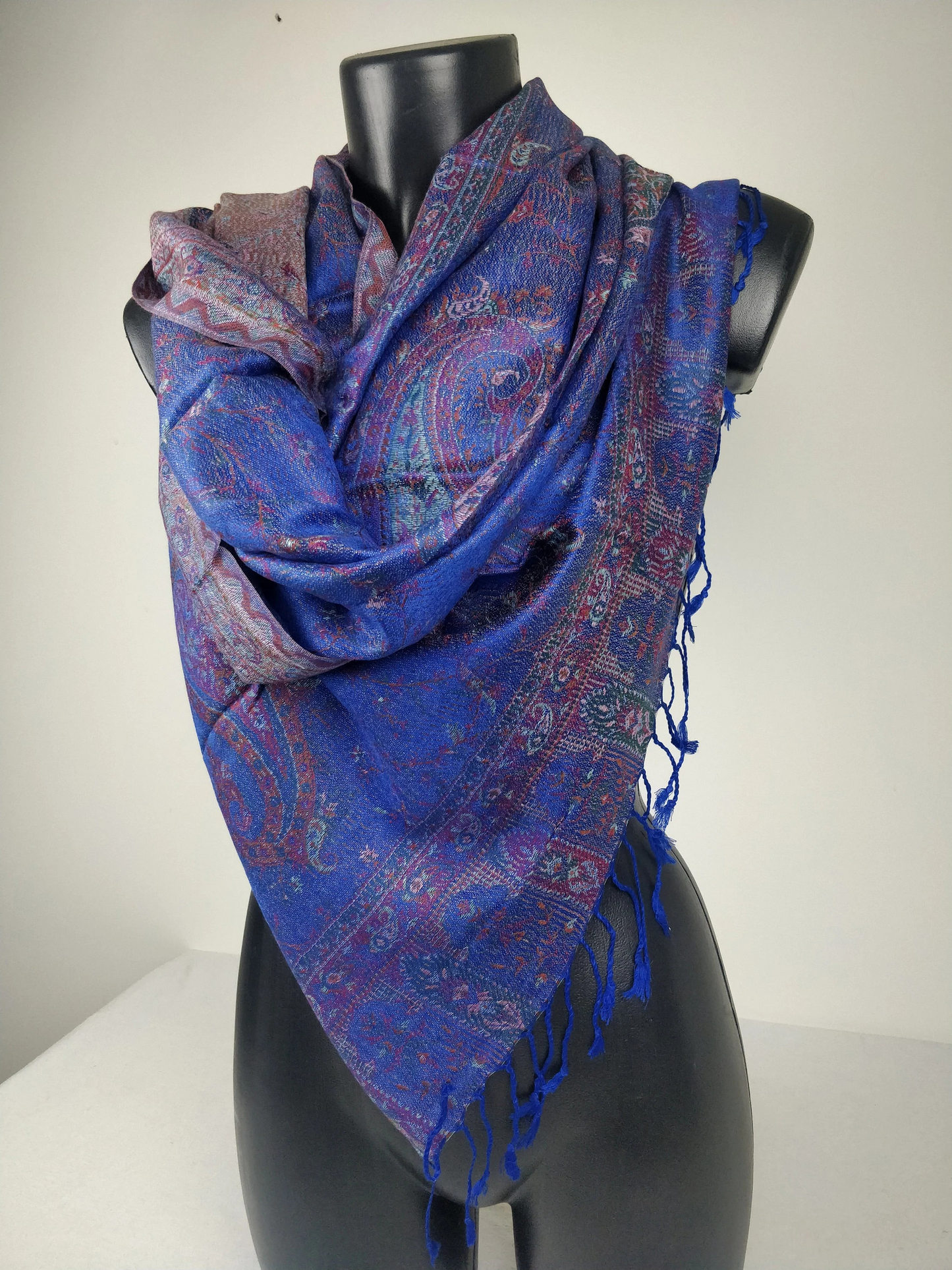 Pashmina Mangal réversible en modal / soie. Motif paisley bleu.