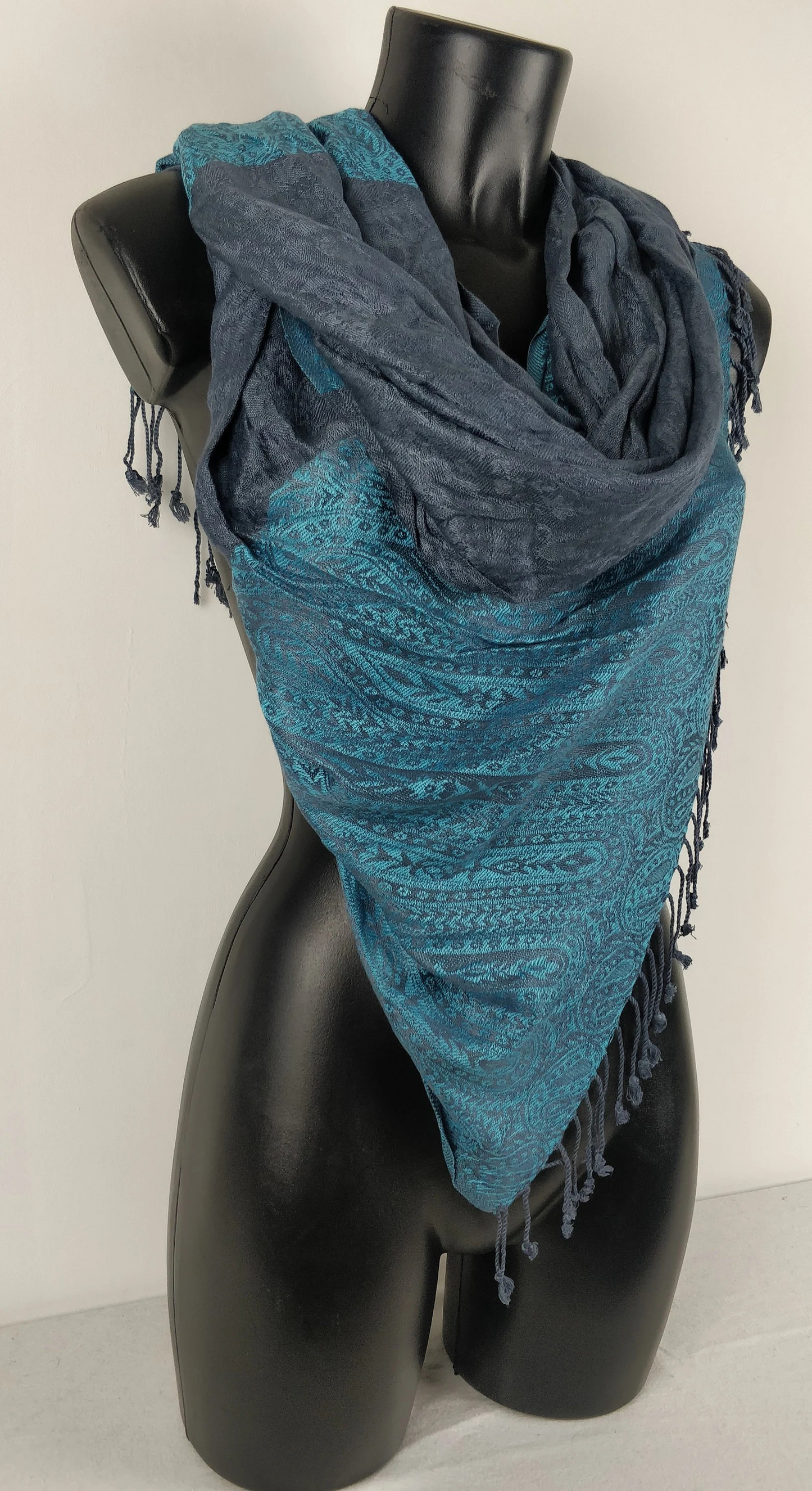 Zweifarbiger Vaisana-Pashmina aus Viskose. Braunes Paisley-Muster.