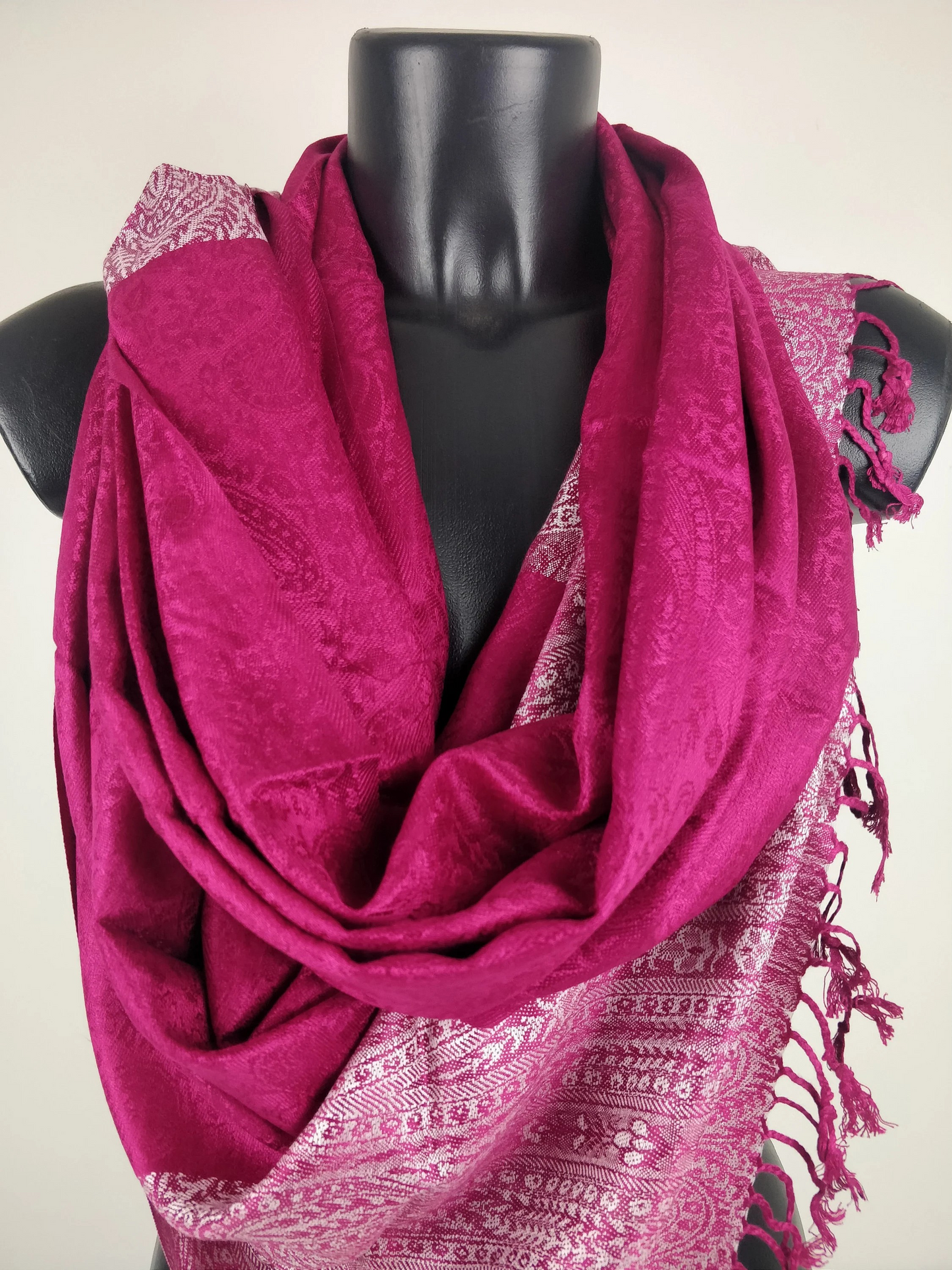 Pashmina Vaisana fuchsia en viscose. Echarpe bicolore avec motifs paisley.