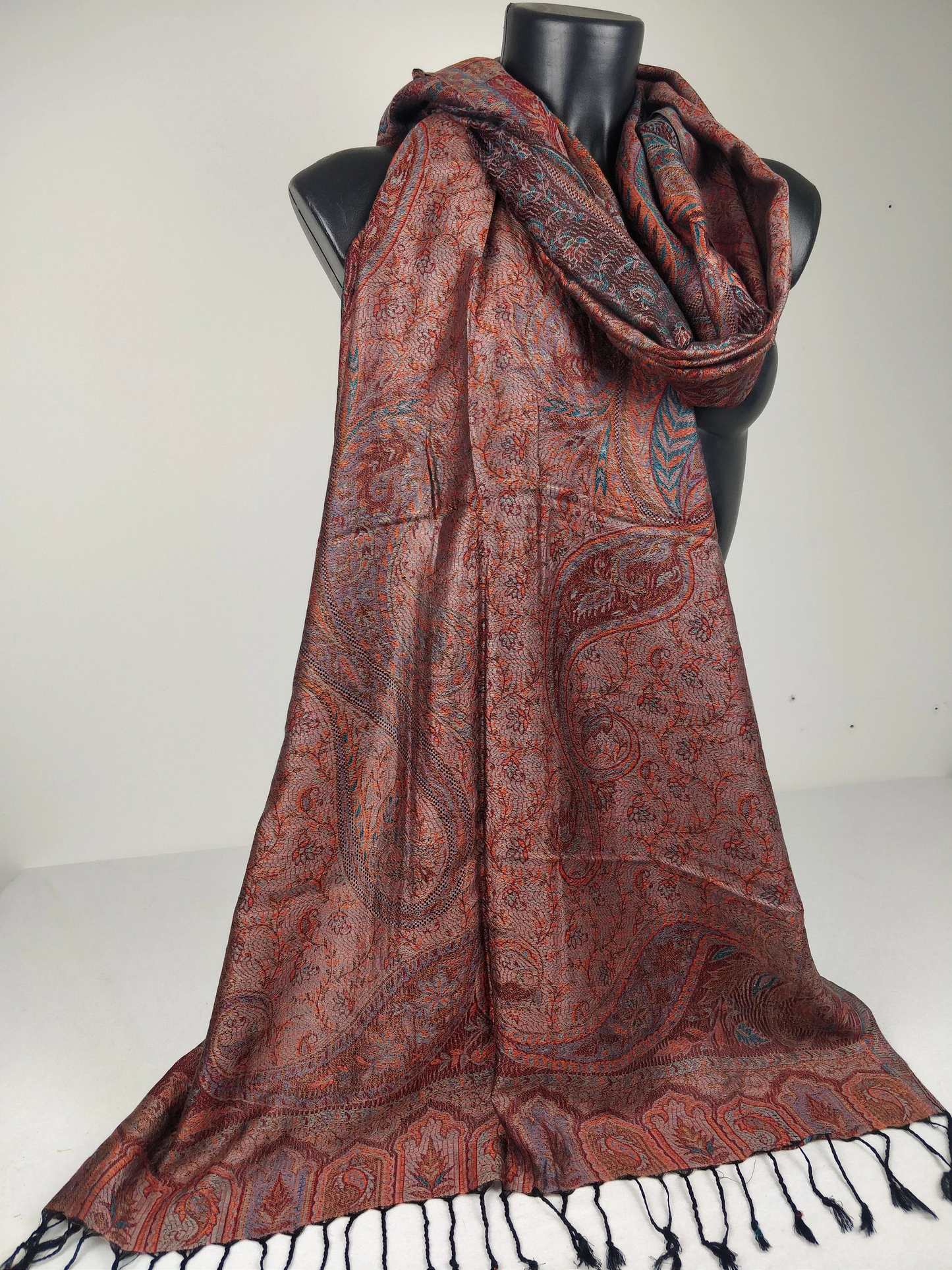 Pashmina Mangal réversible en modal / soie. Echarpe motif paisley marron.