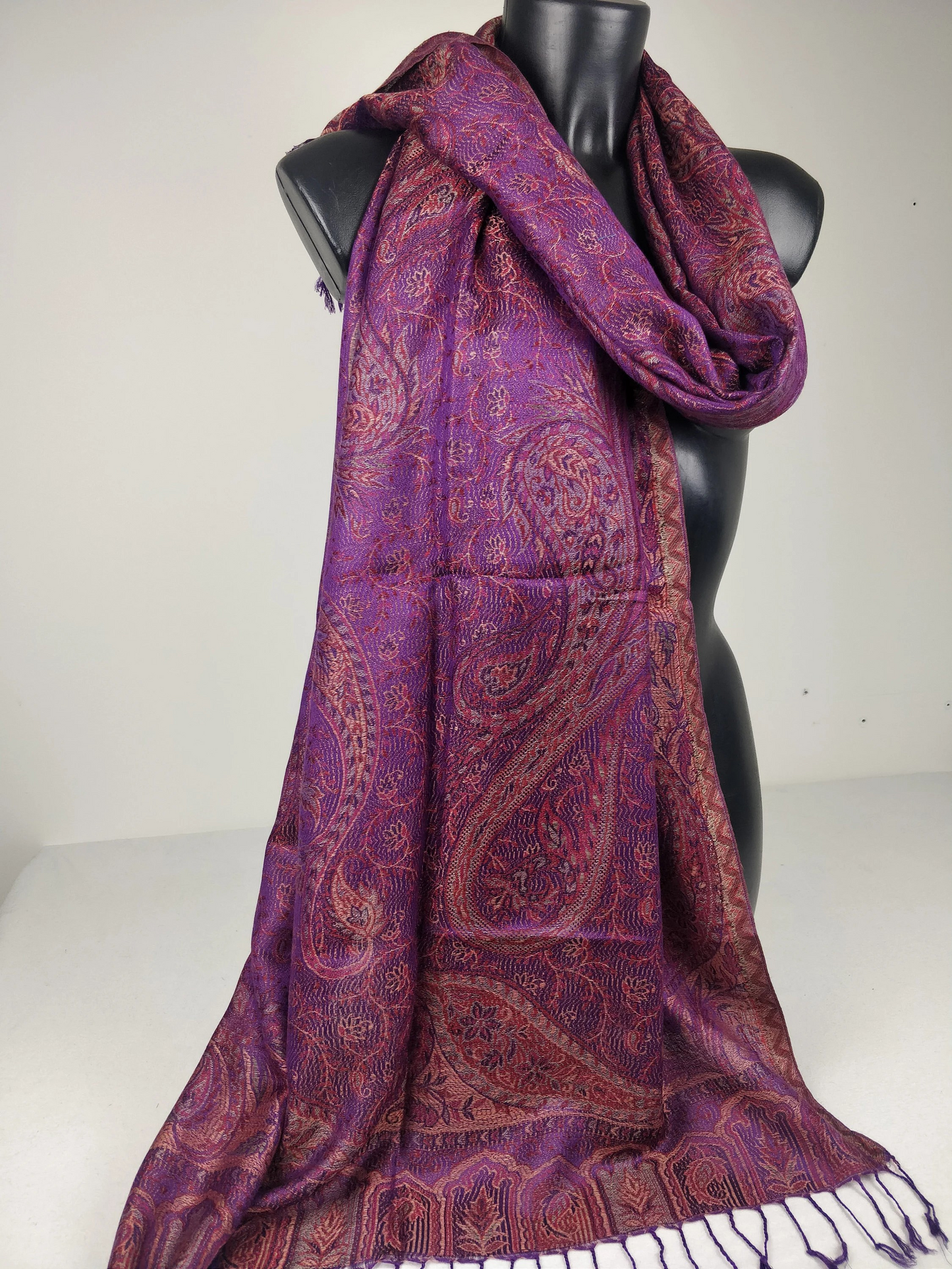 Pashmina Mangal réversible en modal / soie. Echarpe aux motifs paisley violet.