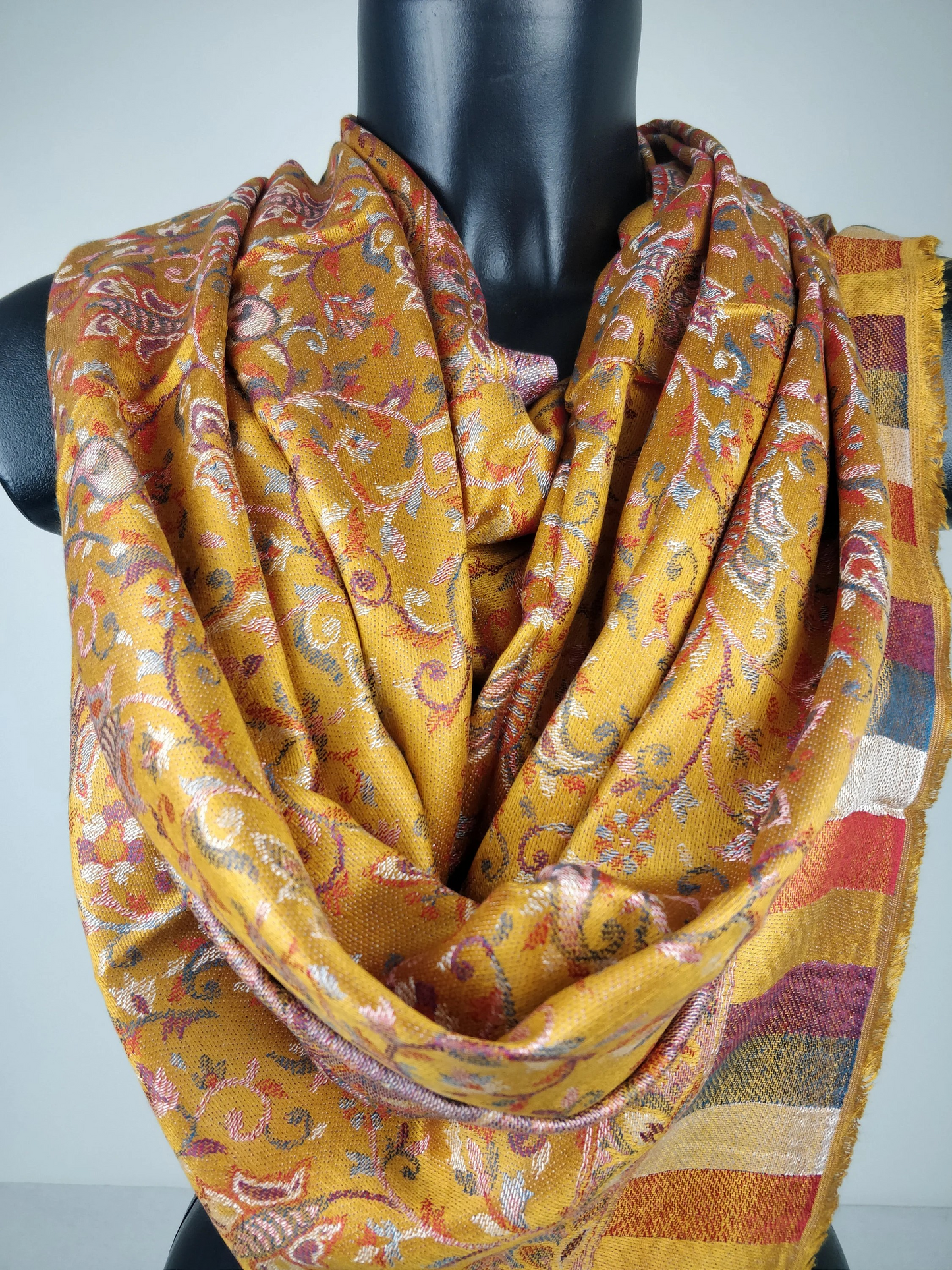 Pashmina Anjana réversible en modal. Echarpe motif paisley jaune.