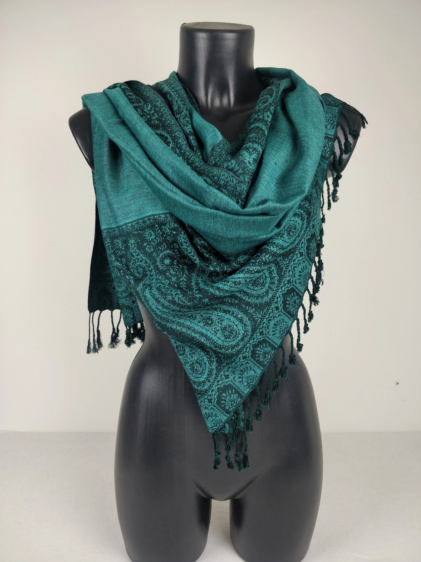 Pashmina Helak réversible en viscose. Echarpe motifs paisley vert.