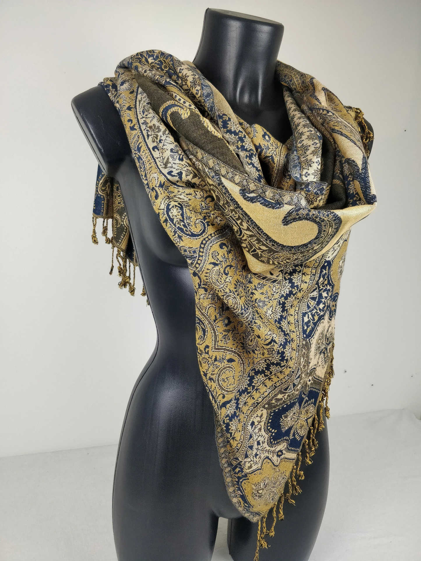 Pashmina vintage Hantra en viscose. Echarpe réversible aux motifs ethnique marron, bleu et crème. (Copie)