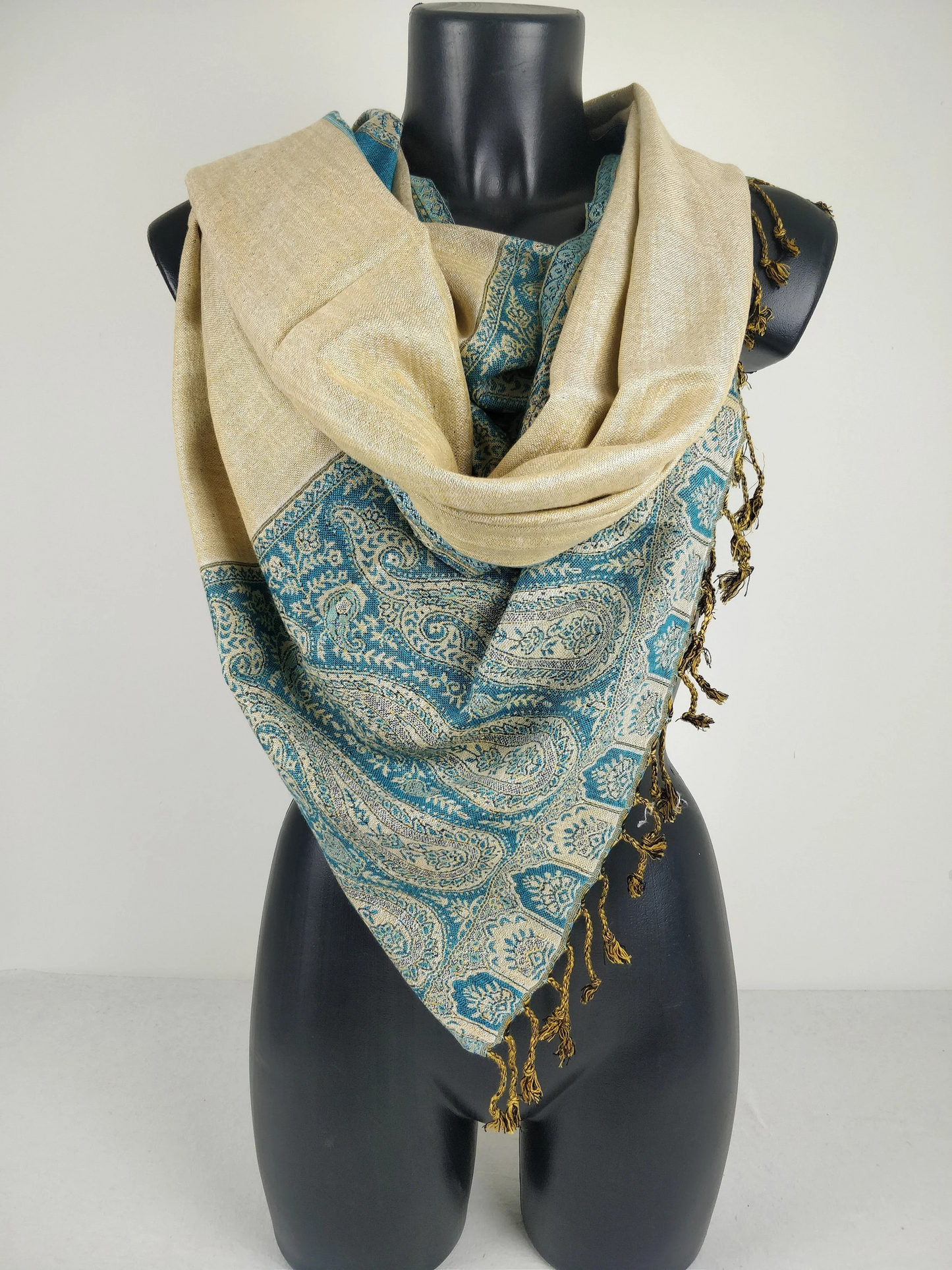 Pashmina Helak réversible en viscose. Echarpe motifs paisley bleu et crème.