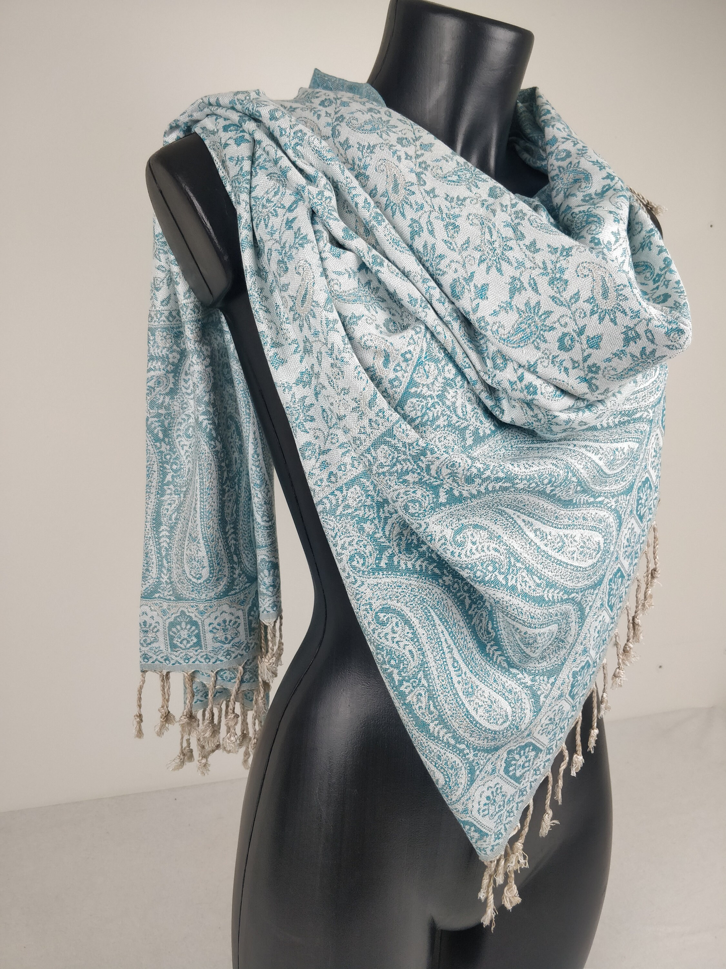 Sankya Wende-Pashmina aus Viskose. Blau-weißes Paisley-Muster.