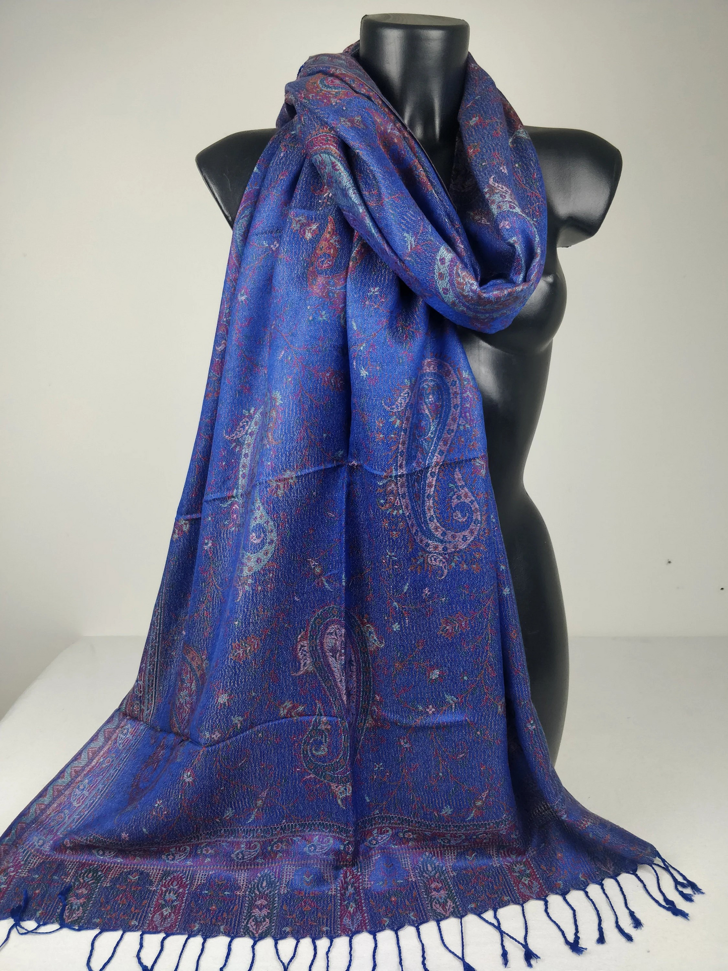 Pashmina Mangal réversible en modal / soie. Motif paisley bleu.