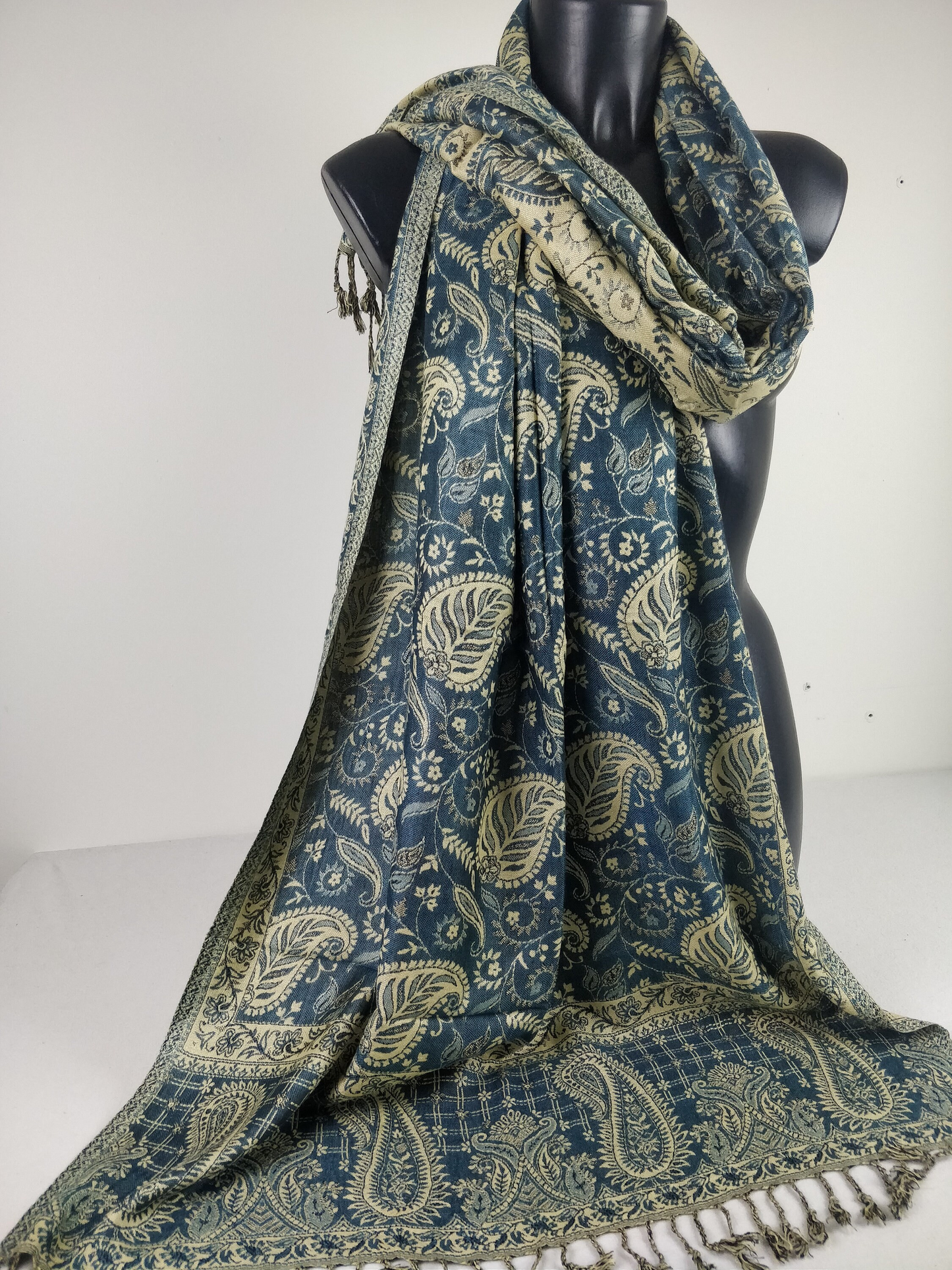 Pashmina Asoha réversible en viscose. Echarpe aux motifs paisley bleu et crème.