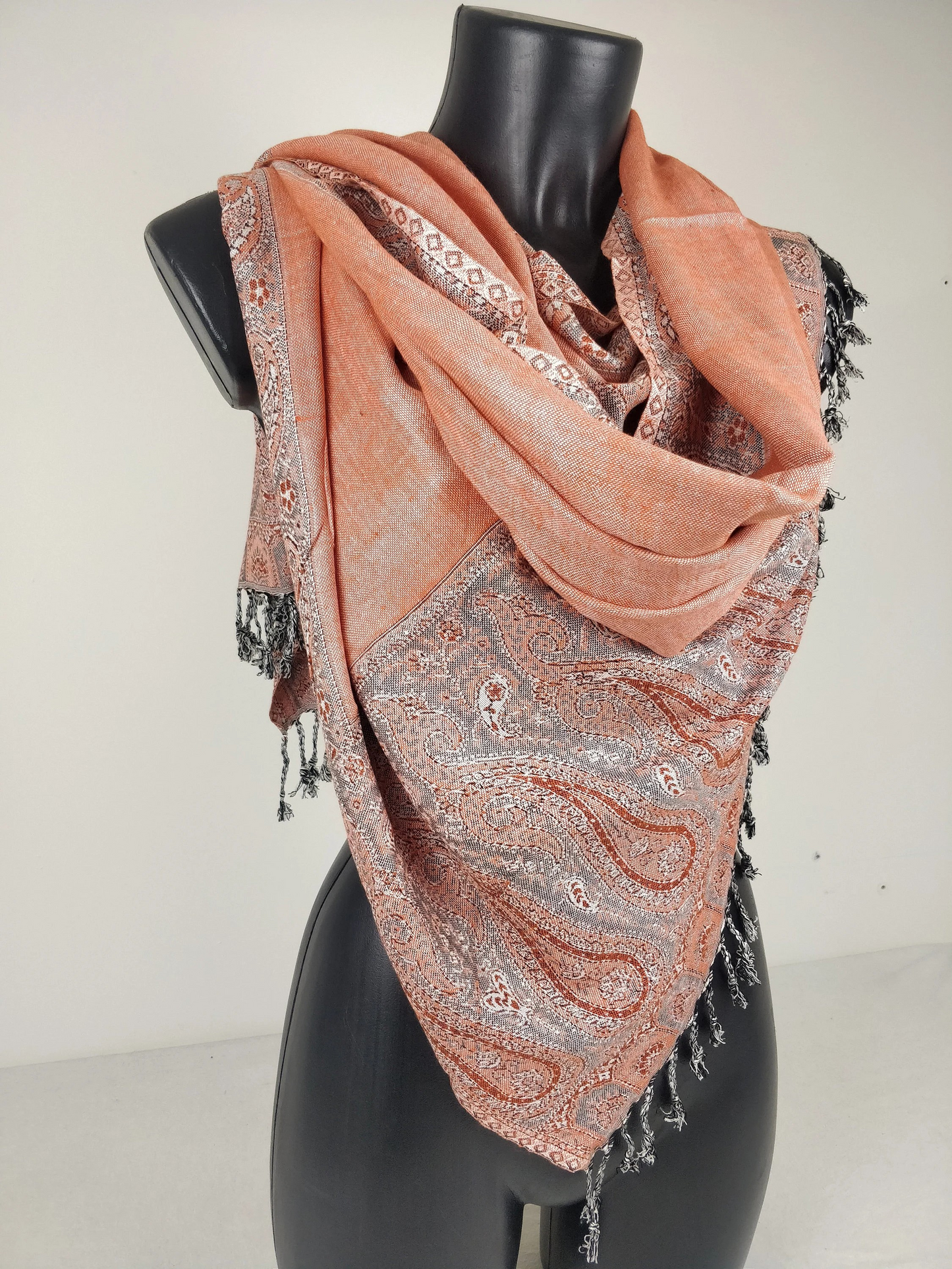 Pashmina Helak réversible en viscose. Echarpe motifs paisley saumon et gris.