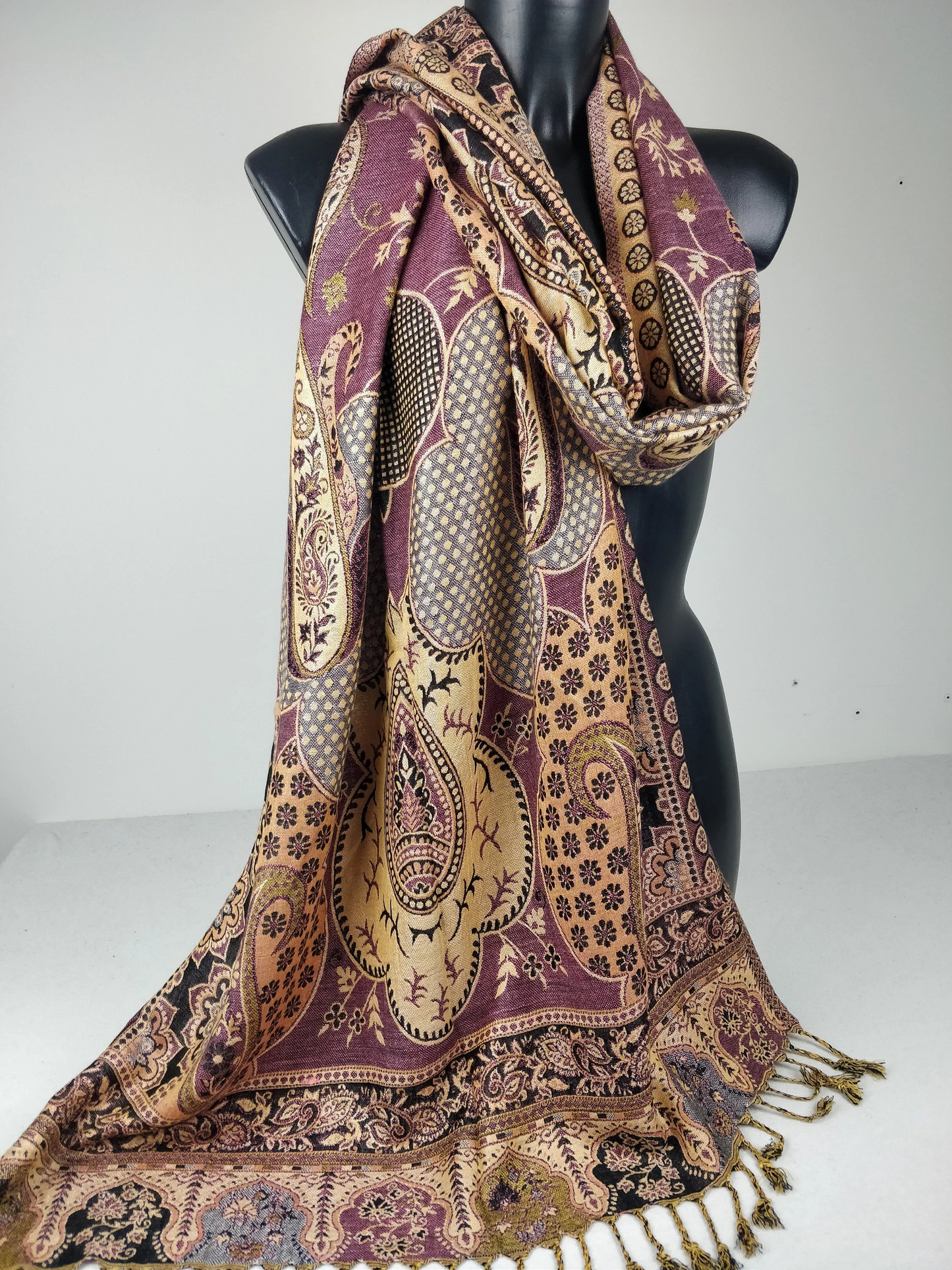 Pashmina vintage Hantra en viscose. Echarpe réversible aux motifs ethnique noir, violet et crème (Copie)