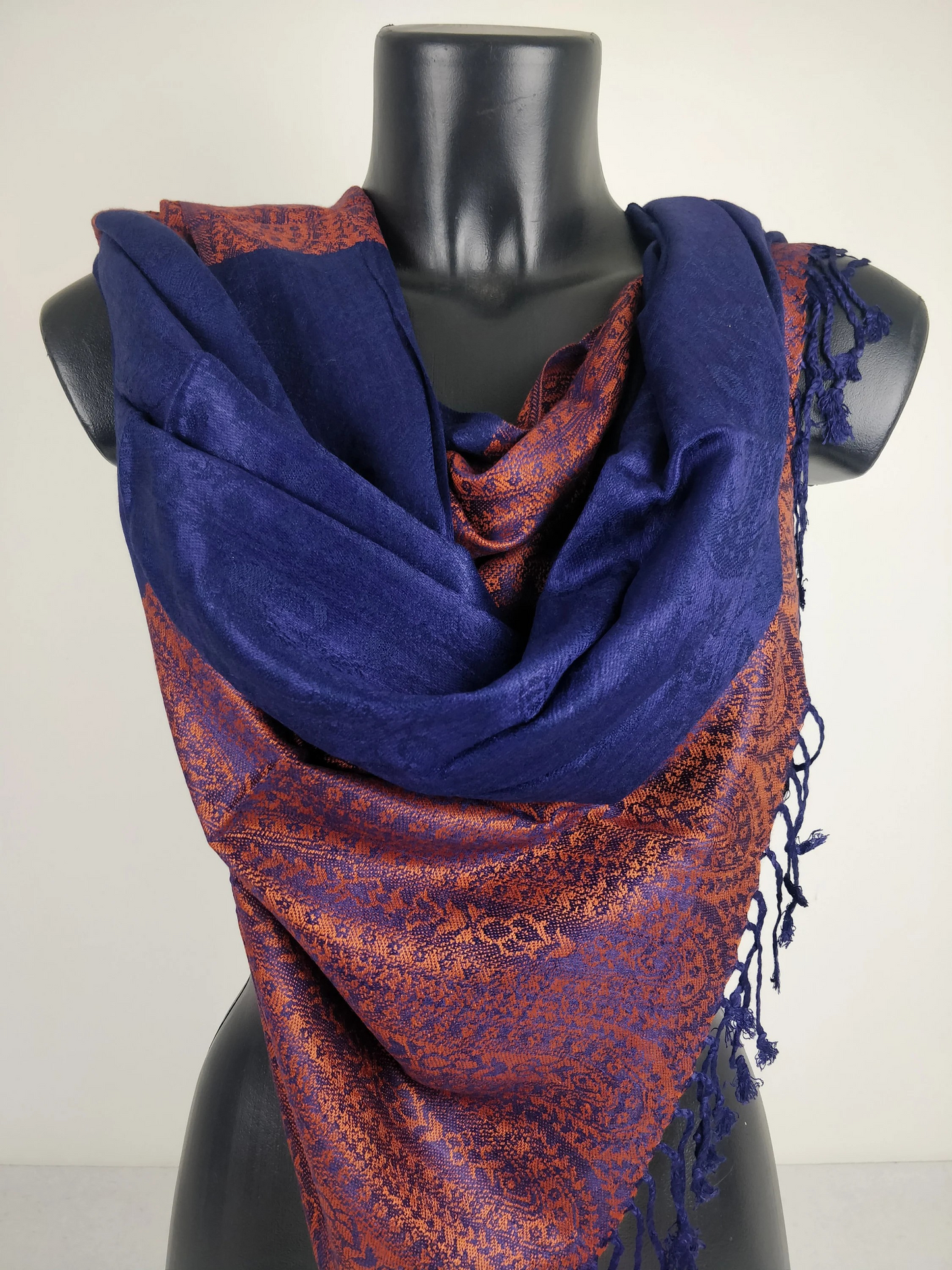 Zweifarbiger Vaisana-Pashmina aus Viskose. Braunes Paisley-Muster.