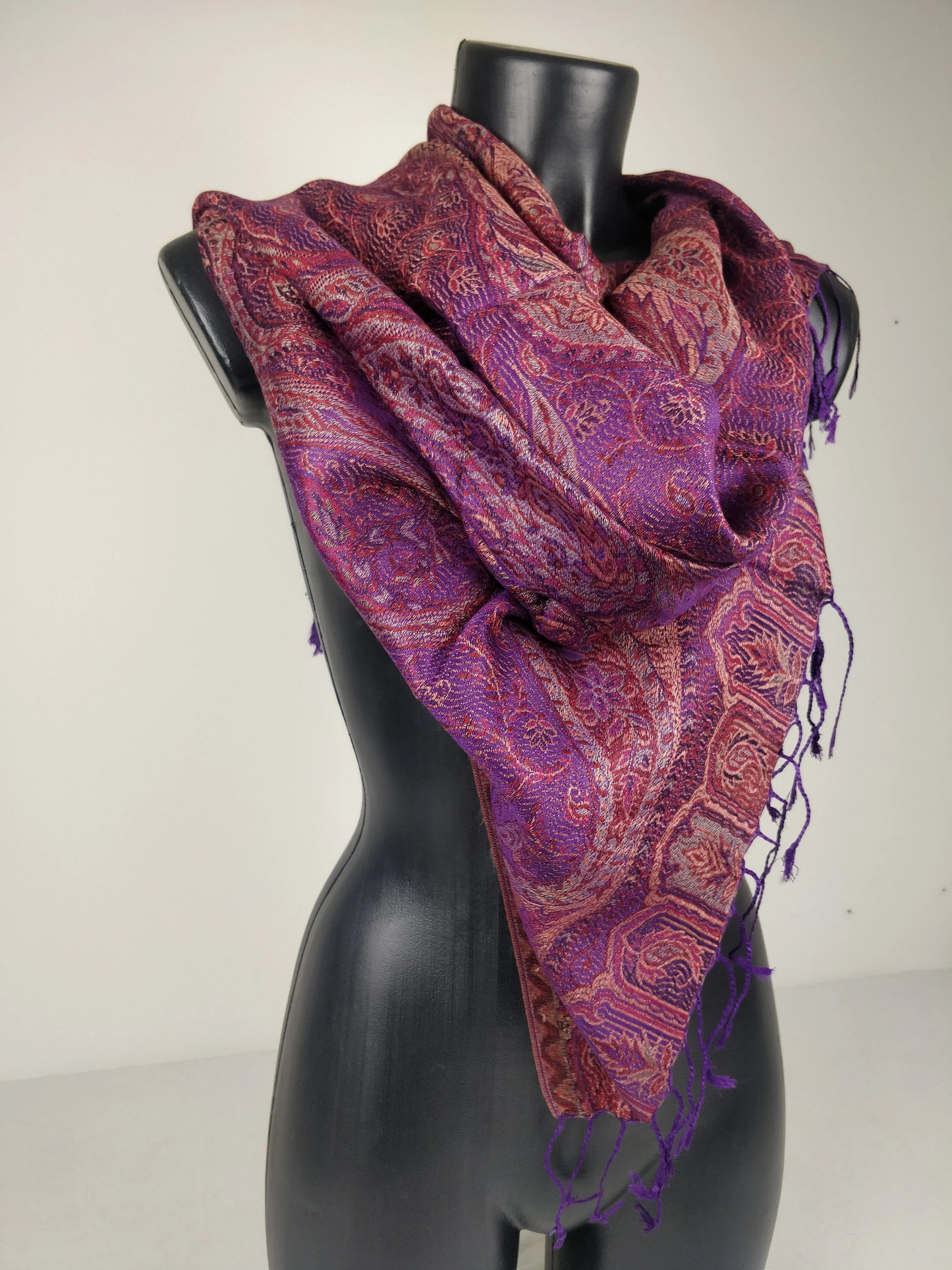 Pashmina Mangal réversible en modal / soie. Echarpe aux motifs paisley violet.