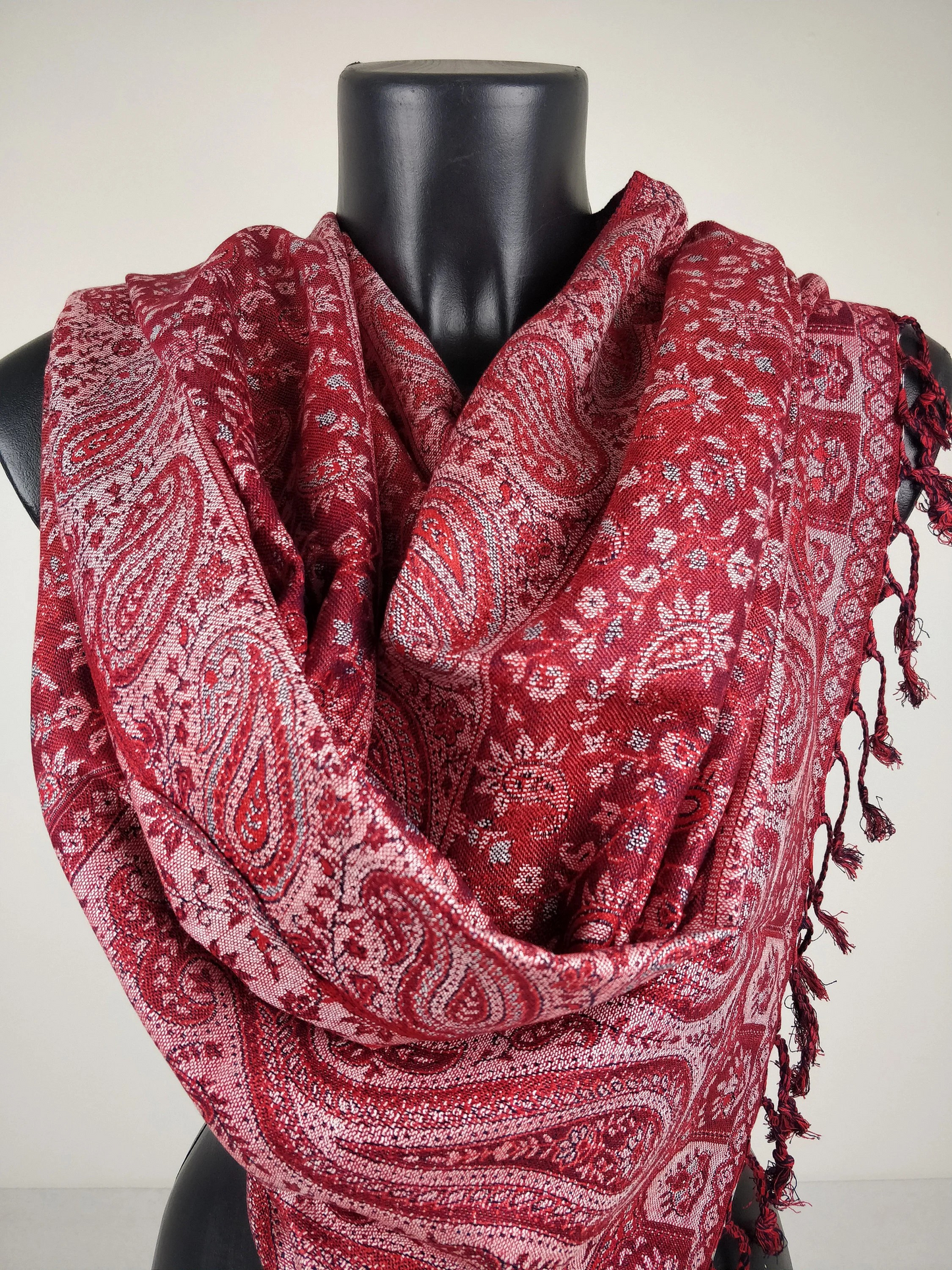 Pashmina réversible Sankya en viscose. Echarpe aux motifs paisley rouge.