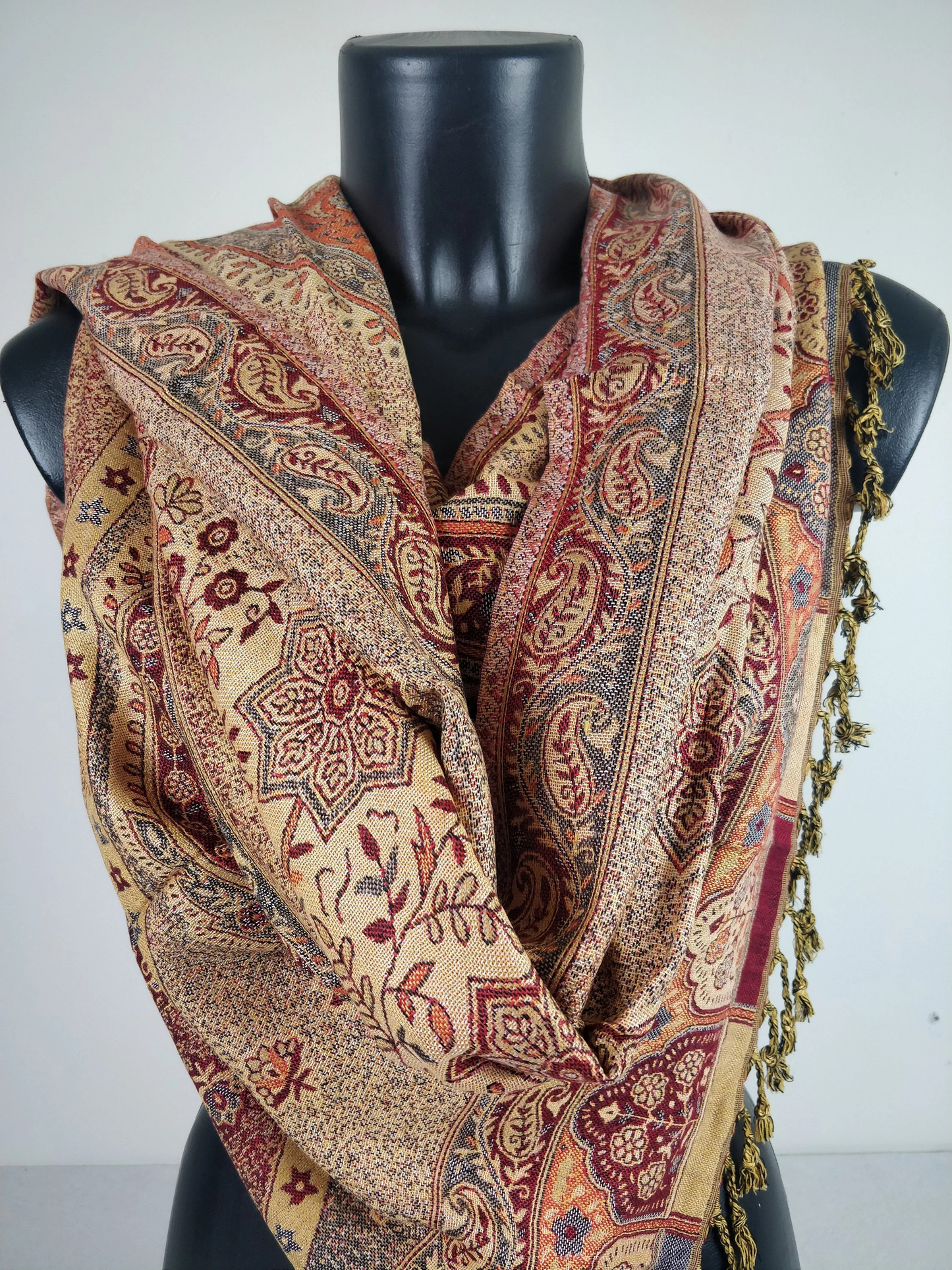 Pashmina vintage Hantra en viscose. Echarpe réversible aux motifs ethnique rouge.