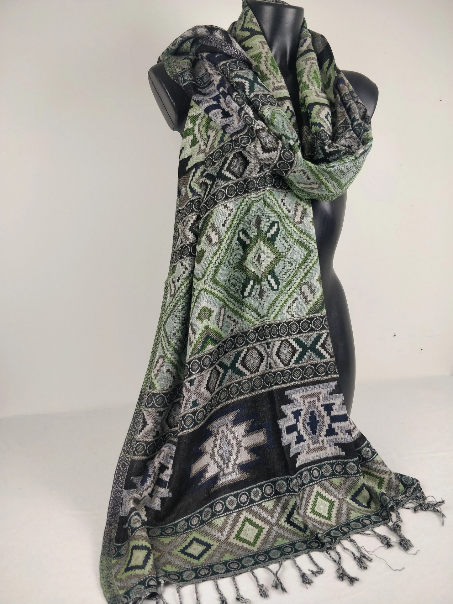 Pashmina Jyoti en viscose multicolore et réversible. Echarpe motif inca, tons vert.