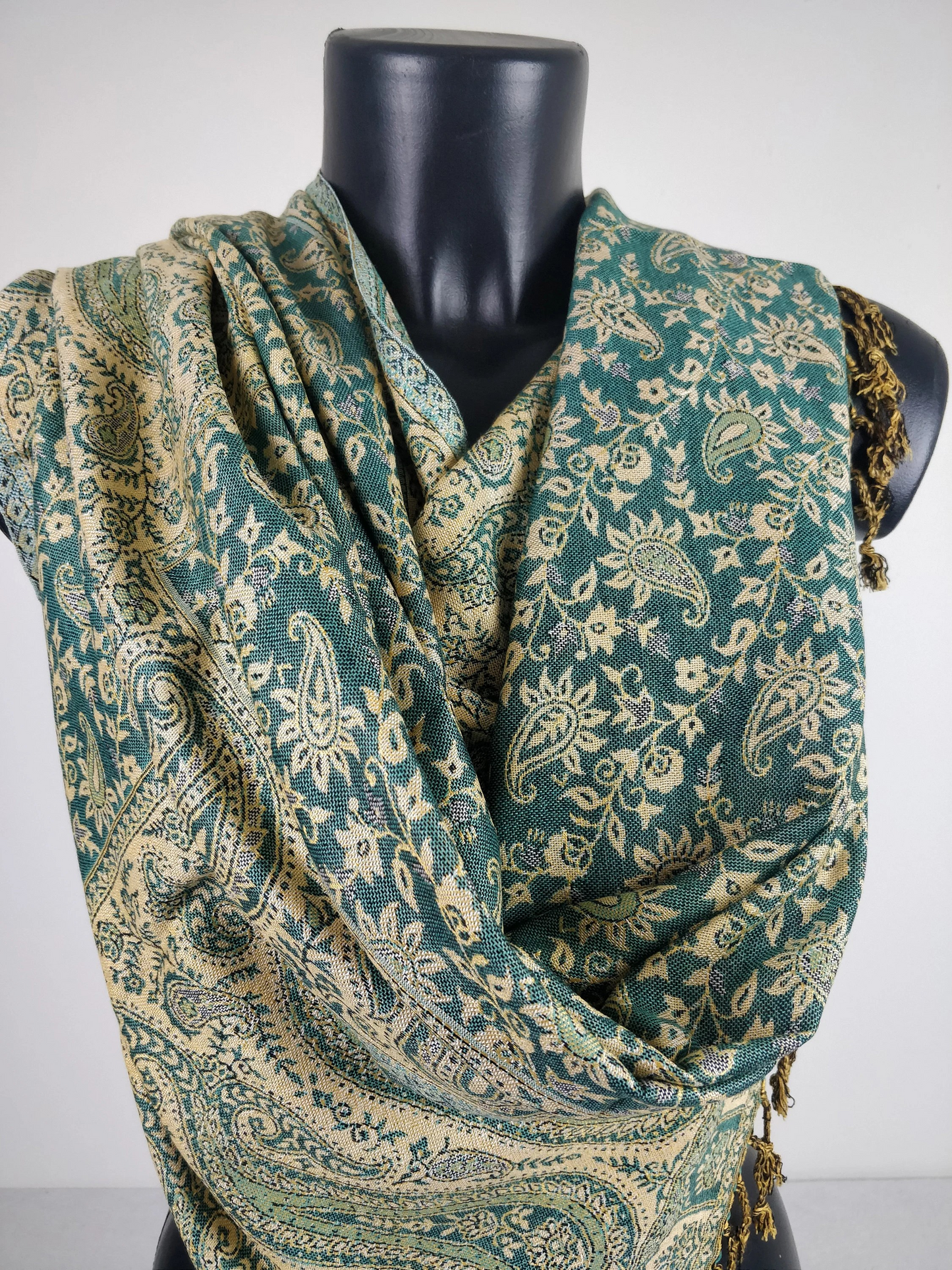 Pashmina réversible Sankya en viscose. Echarpe motif paisley bleu.