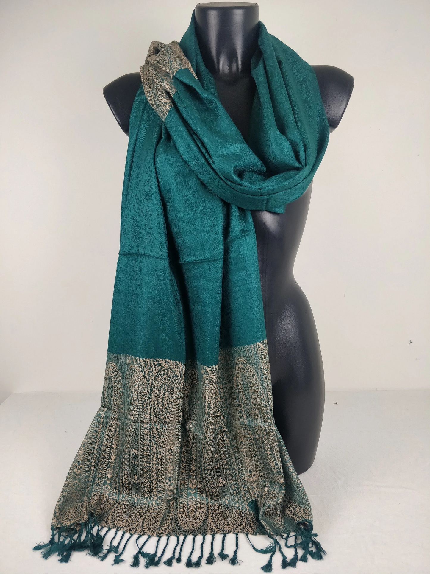 Zweifarbiger Vaisana-Pashmina aus Viskose. Braunes Paisley-Muster.