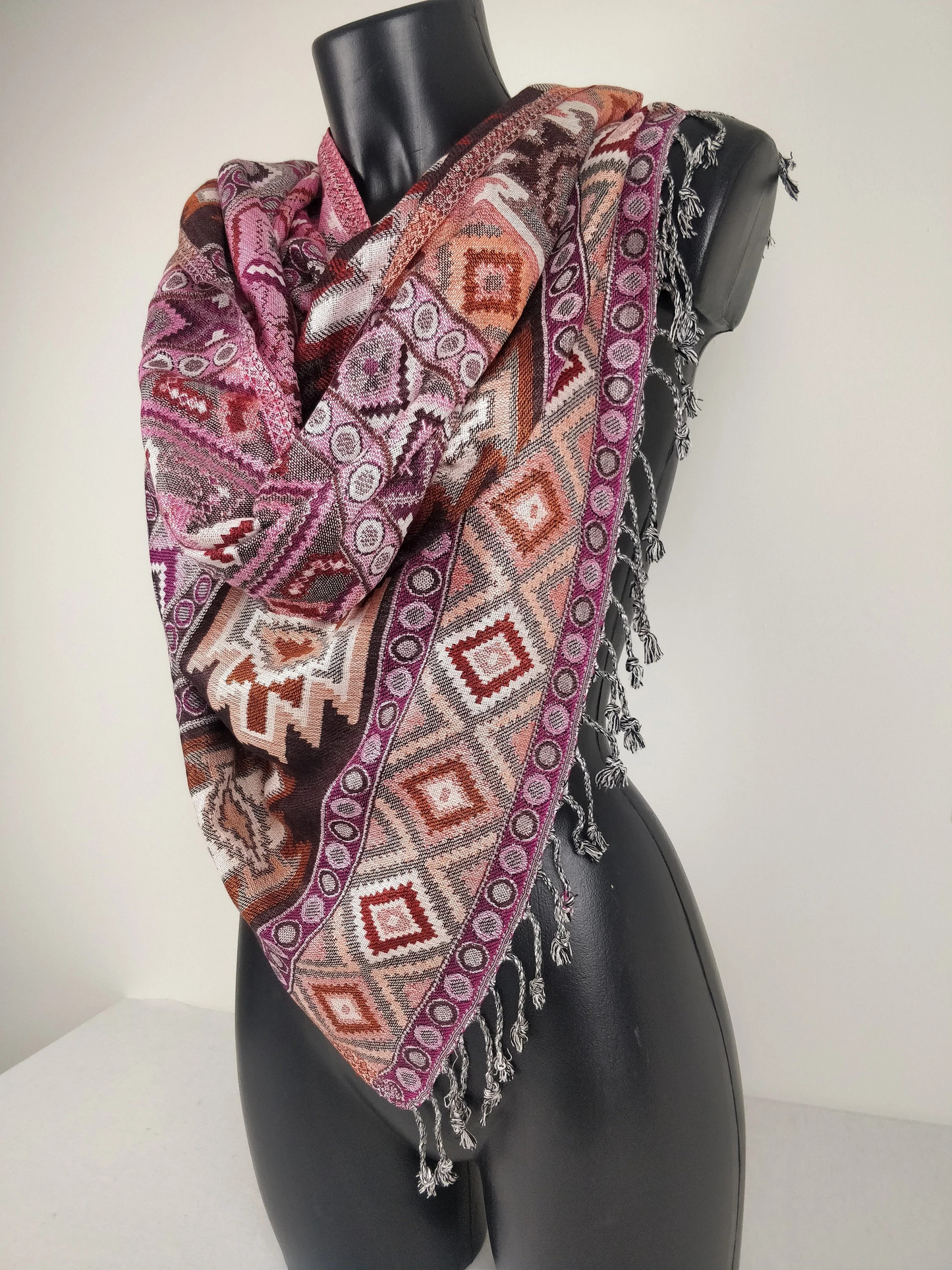 Pashmina Jyoti en viscose multicolore et réversible. Echarpe motif inca, tons rose.