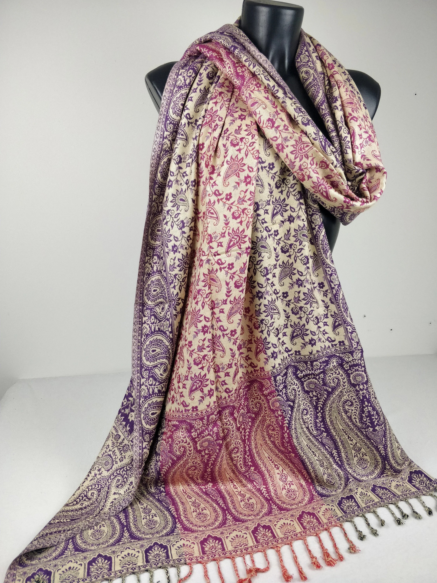 Mehrfarbiger Sankya Wende-Pashmina aus Viskose. Lila und rosa Paisley-Muster.