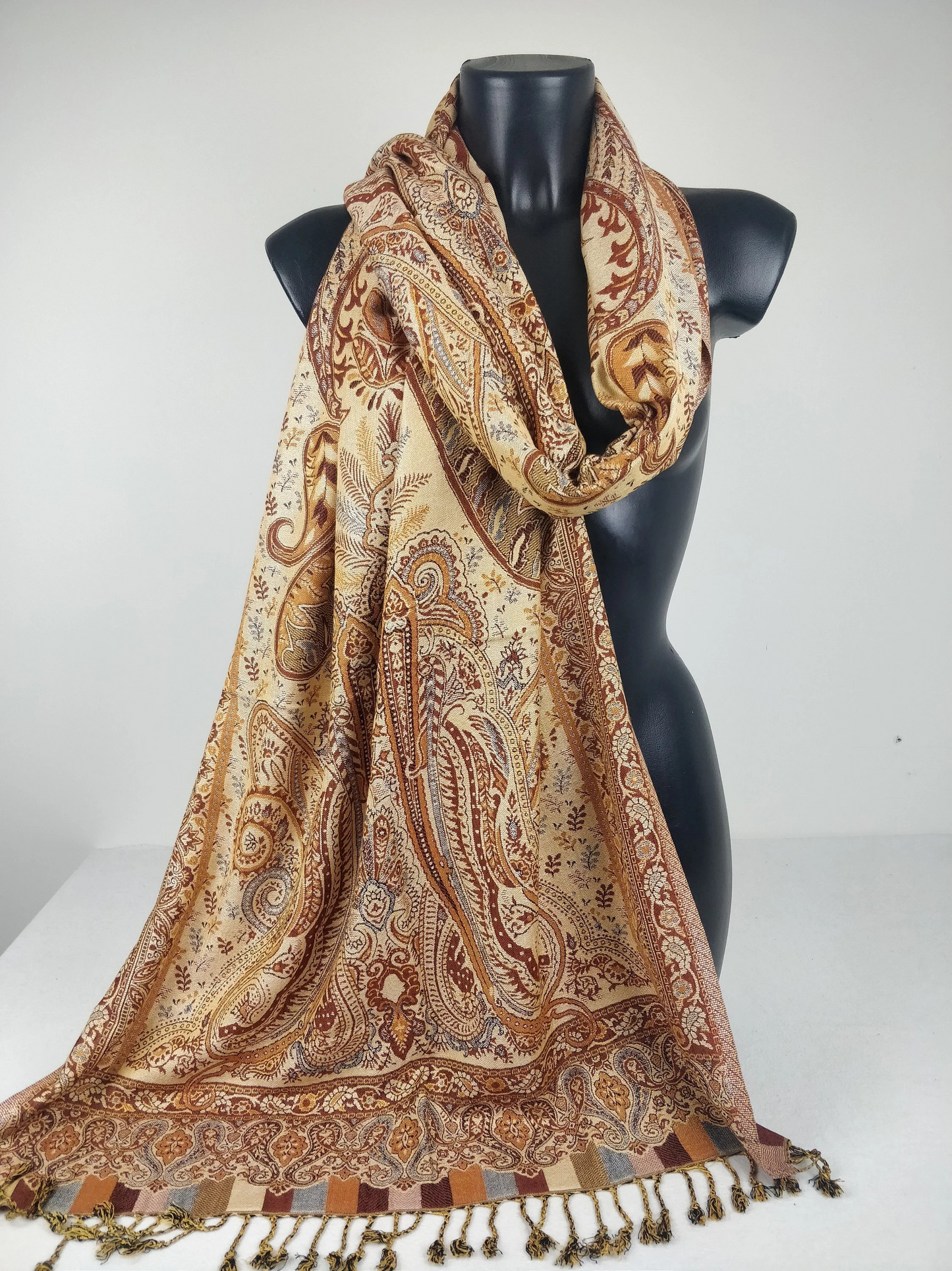 Pashmina vintage Hantra en viscose. Echarpe réversible aux motifs paisley rouille et crème.