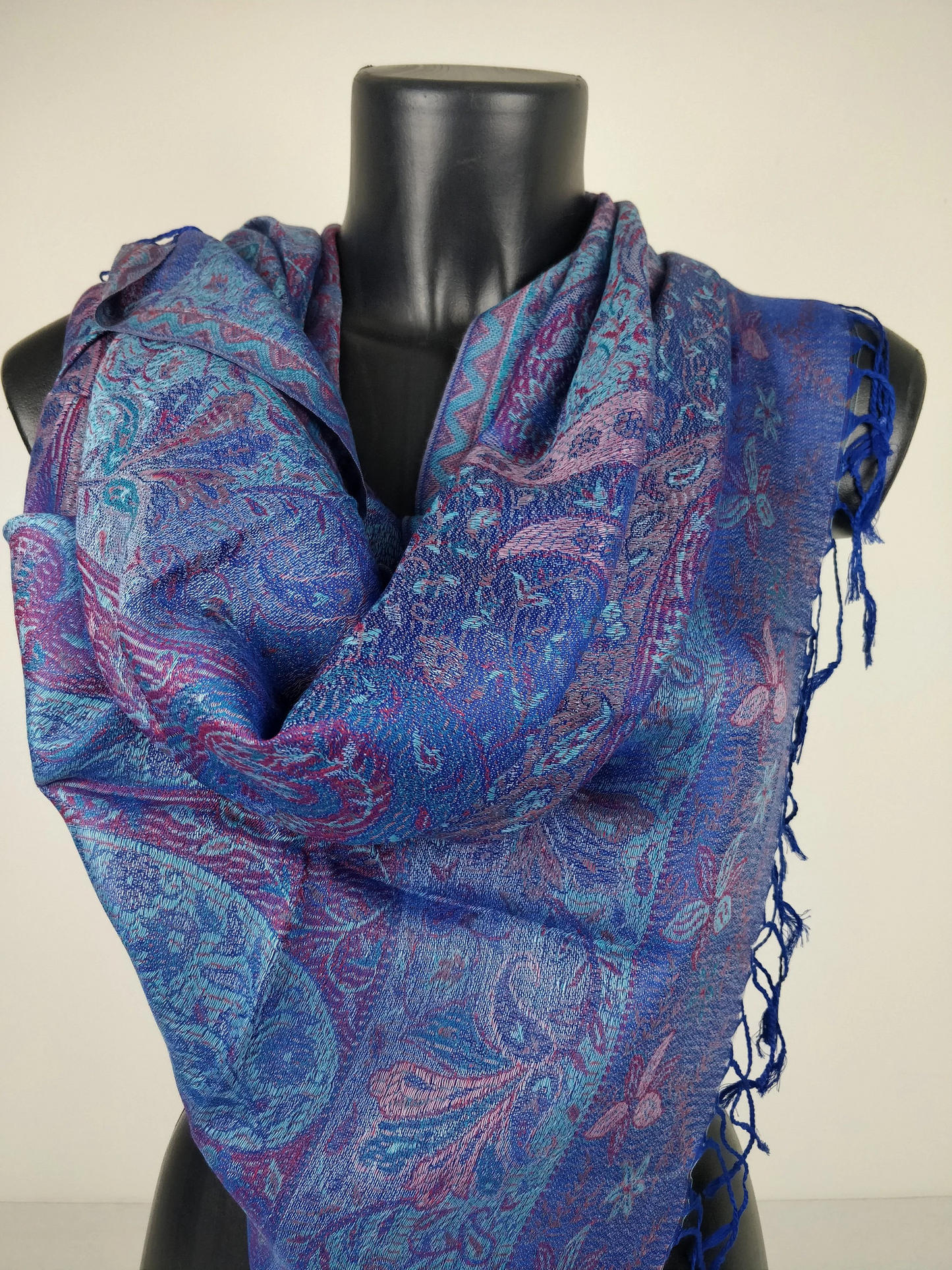 Pashmina Mangal réversible en modal / soie. Echarpe aux motifs paisley bleu.