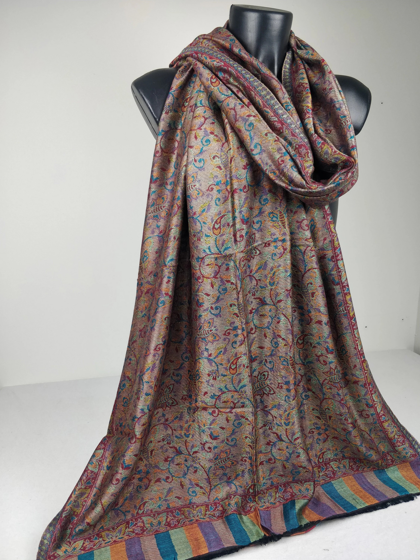 Wende-Pashmina Anjana aus Modal. Schwarzes Paisley-Muster.