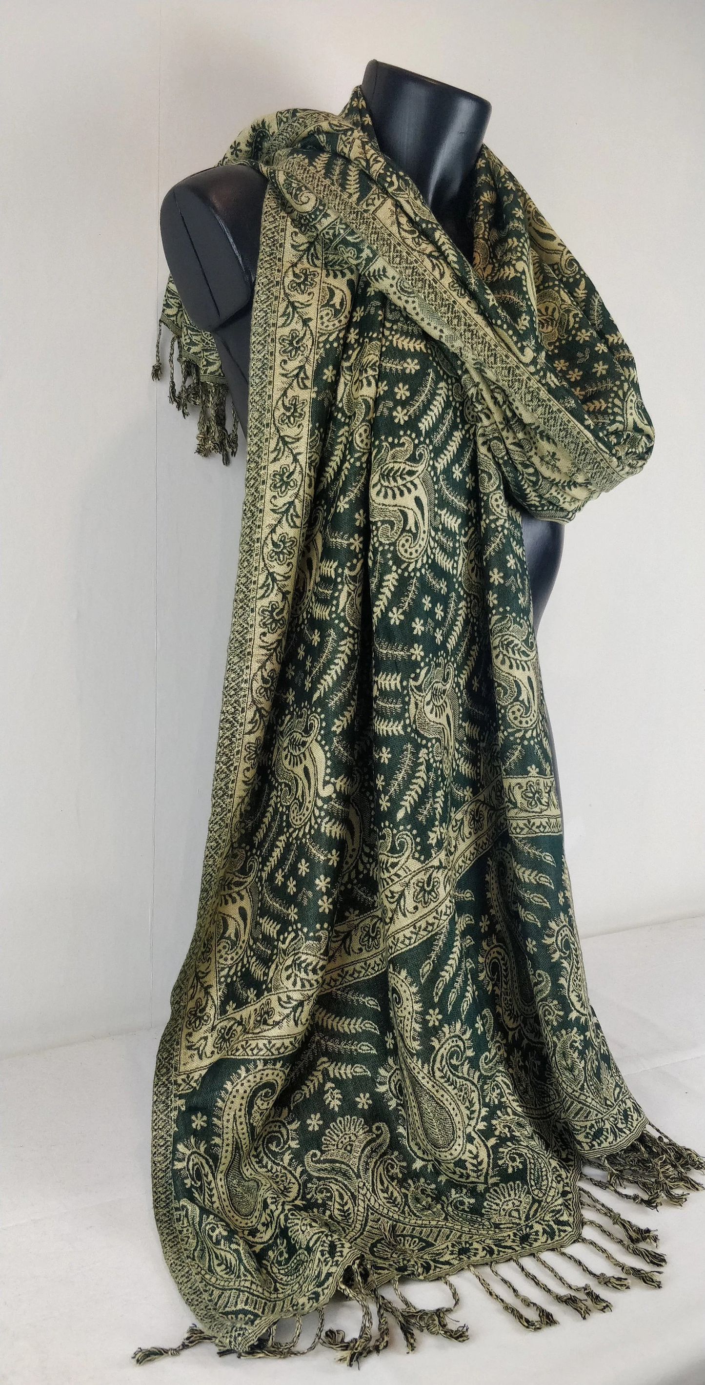 Pashmina Asoha réversible en viscose. Echarpe aux motifs paisley vert.