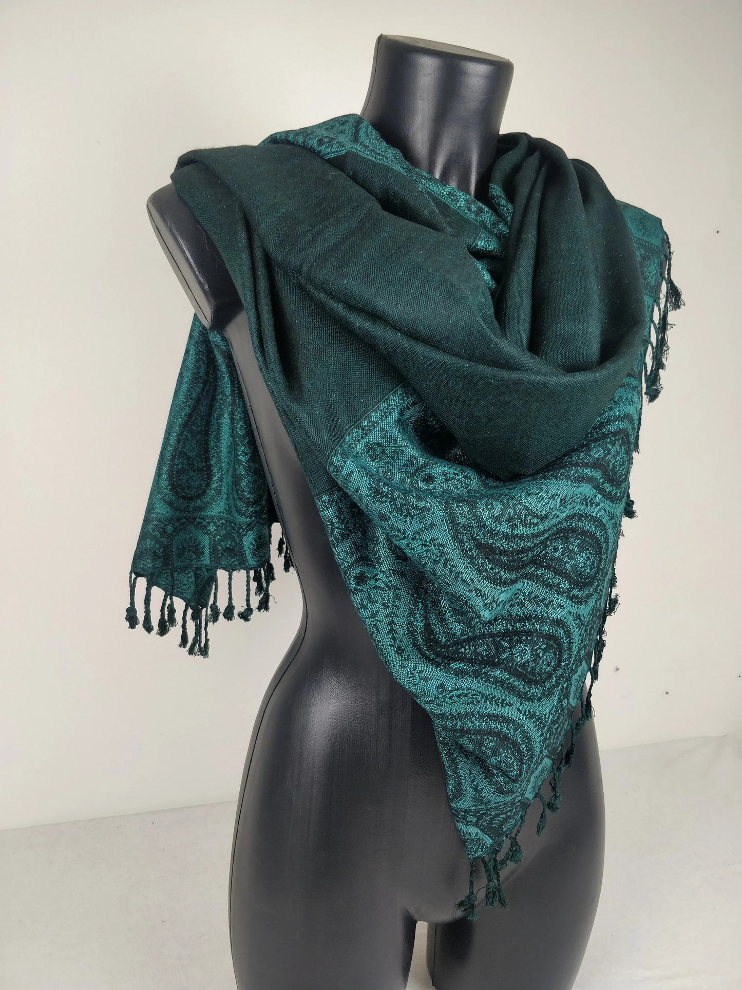 Pashmina Helak réversible en viscose. Echarpe motifs paisley vert.