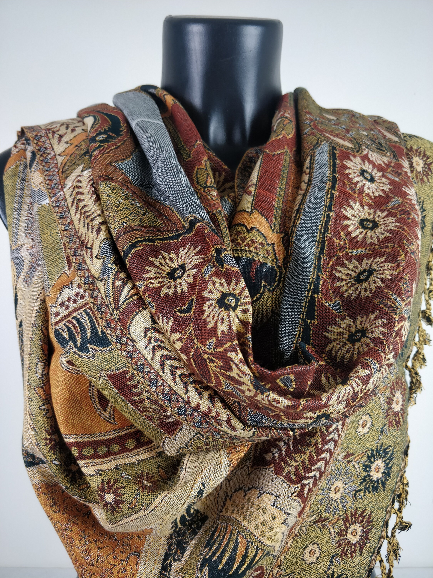 Pashmina vintage Hantra en viscose. Echarpe réversible aux motifs feuilles, fleurs marron.