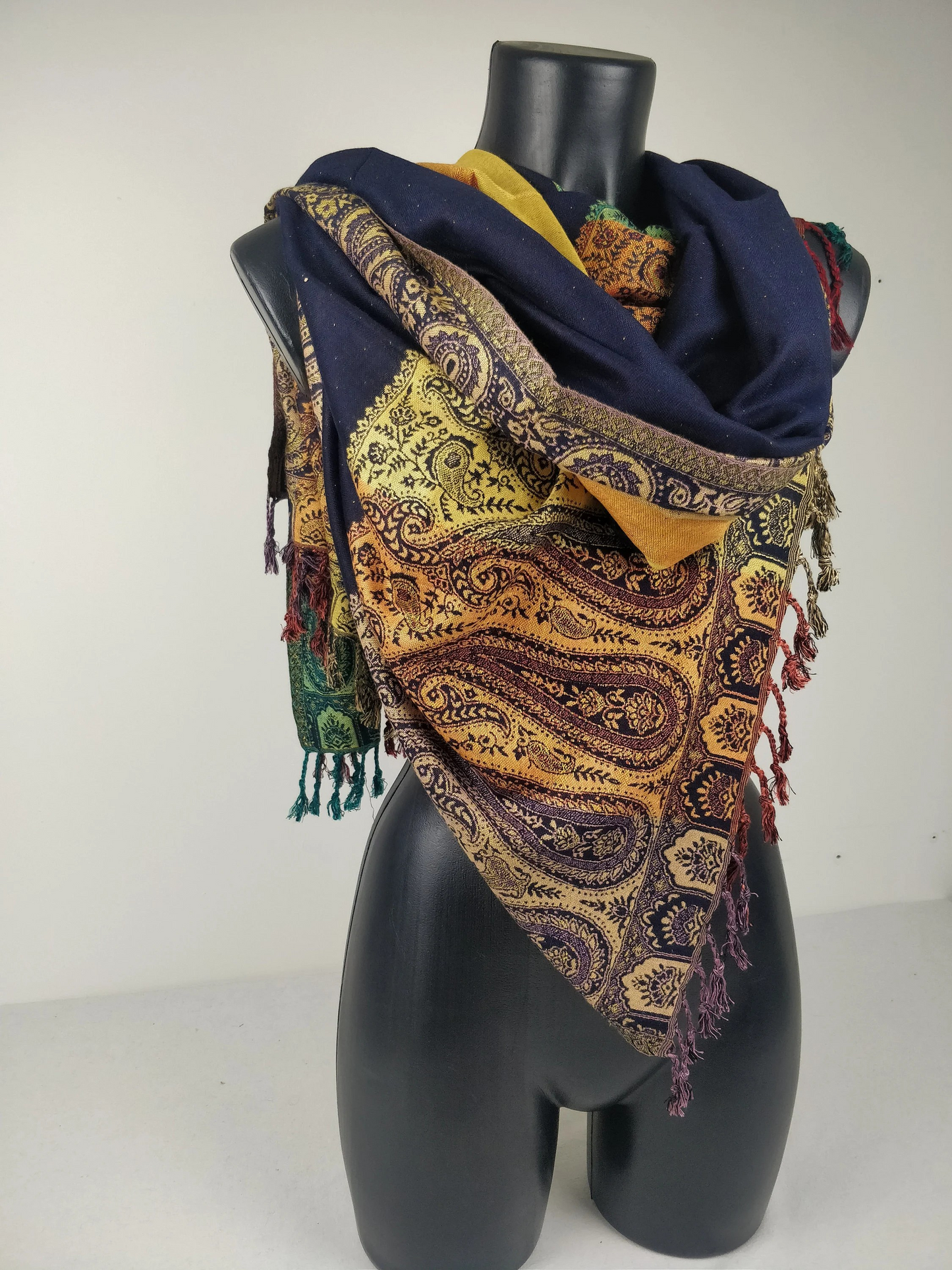 Wendbarer mehrfarbiger Helak-Pashmina aus Viskose. Blaue Paisleymuster.