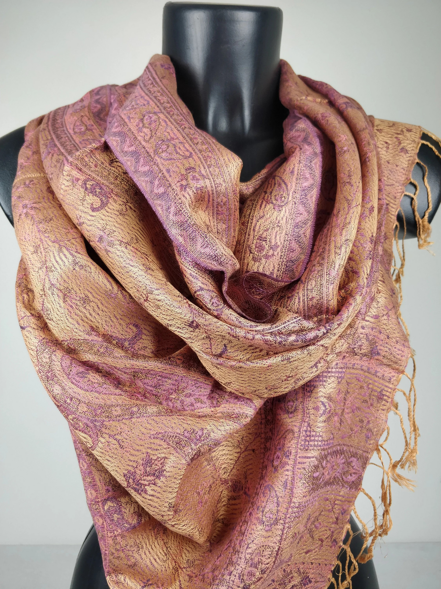 Wendbarer Mangal-Pashmina aus Modal/Seide. Braunes und rosa Paisley-Muster.