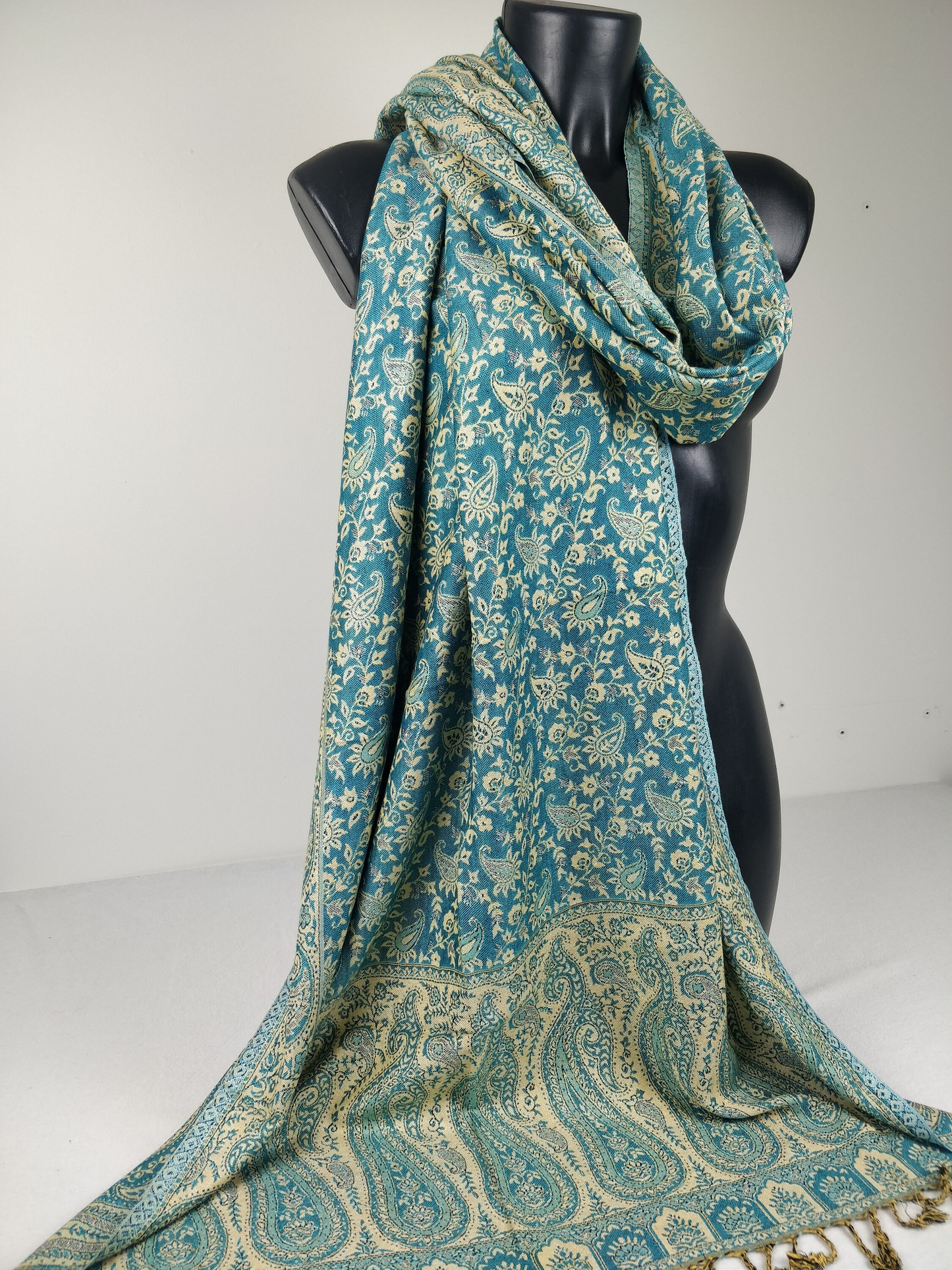 Pashmina réversible Sankya en viscose. Echarpe aux motifs paisley bleu.