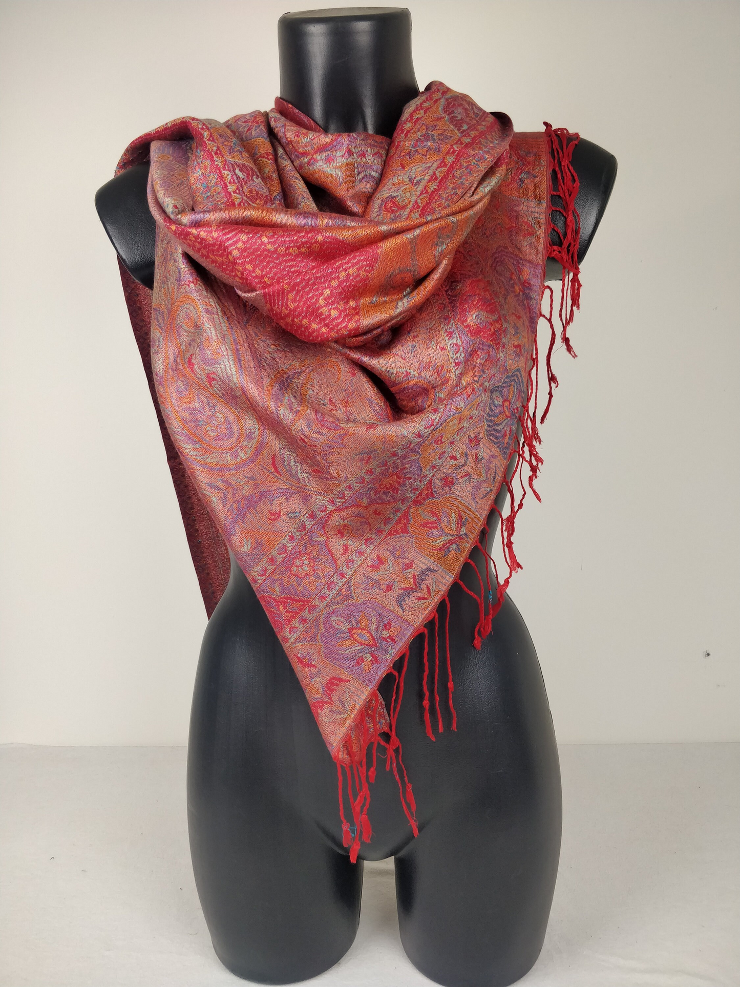 Pashmina Mangal réversible en modal / soie. Echarpe aux motifs paisley rouge.