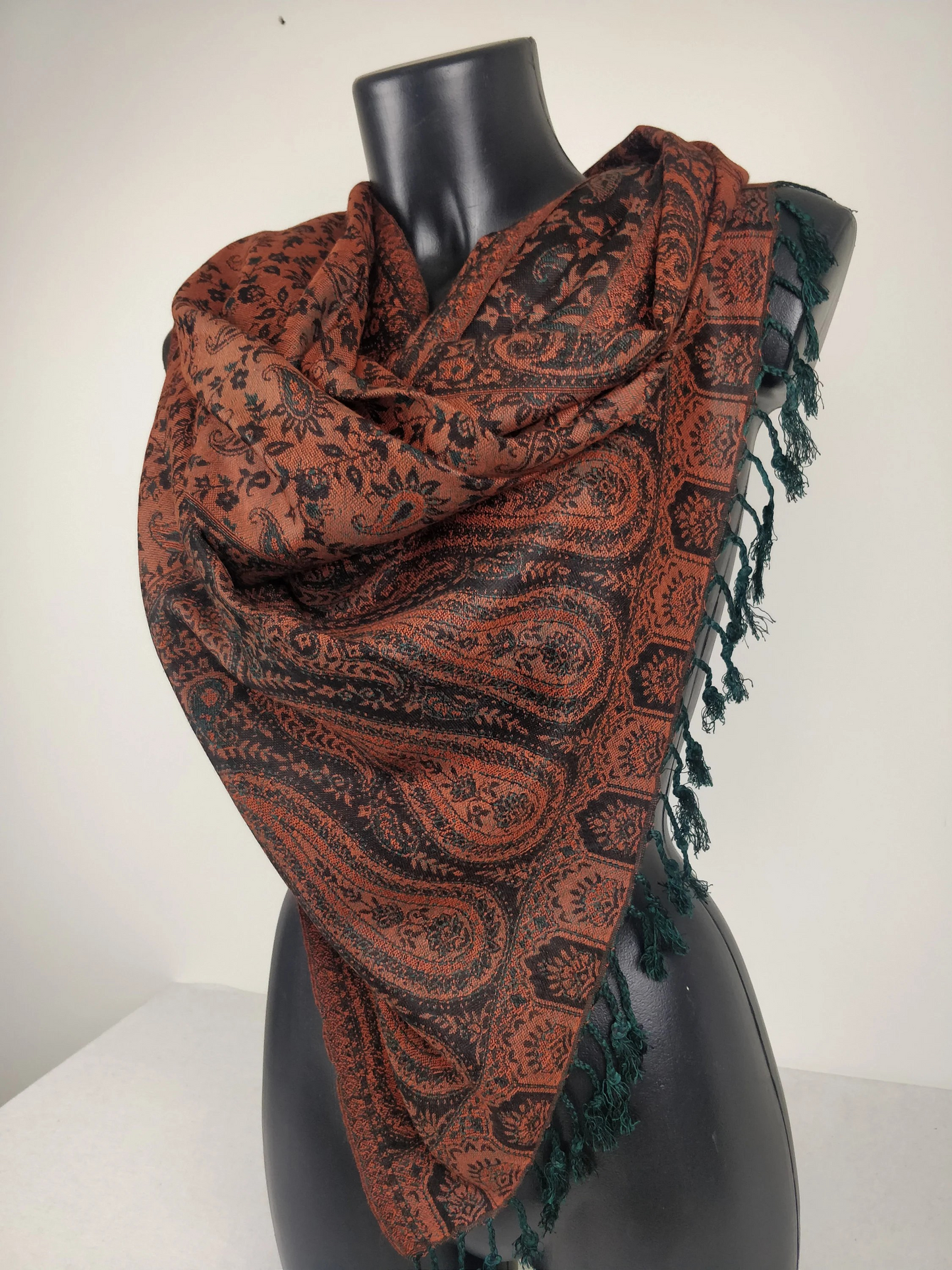 Pashmina réversible Sankya en viscose. Echarpe motif paisley marron, noir et vert.